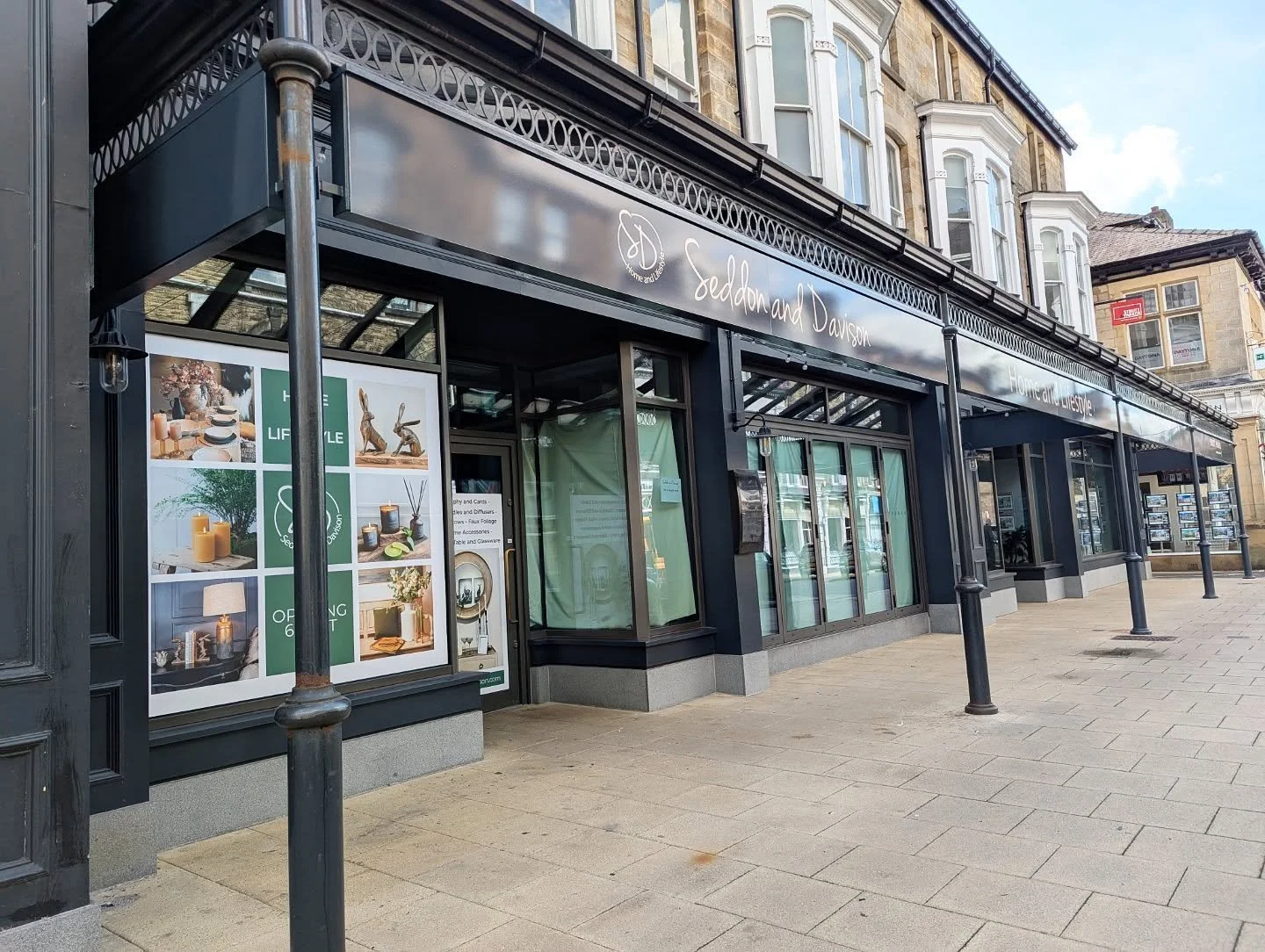 Check out our work for @seddonanddavison new spot in the centre of town! 👌🏼
 We got them started with some stylish branded window coverings while the store was getting prepped, then helped put the finishing touches on with the main signage and win