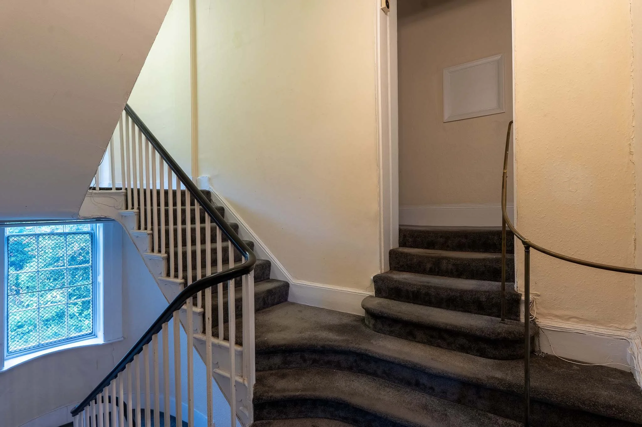 stoke-newington-curved-staircase-landing.jpg
