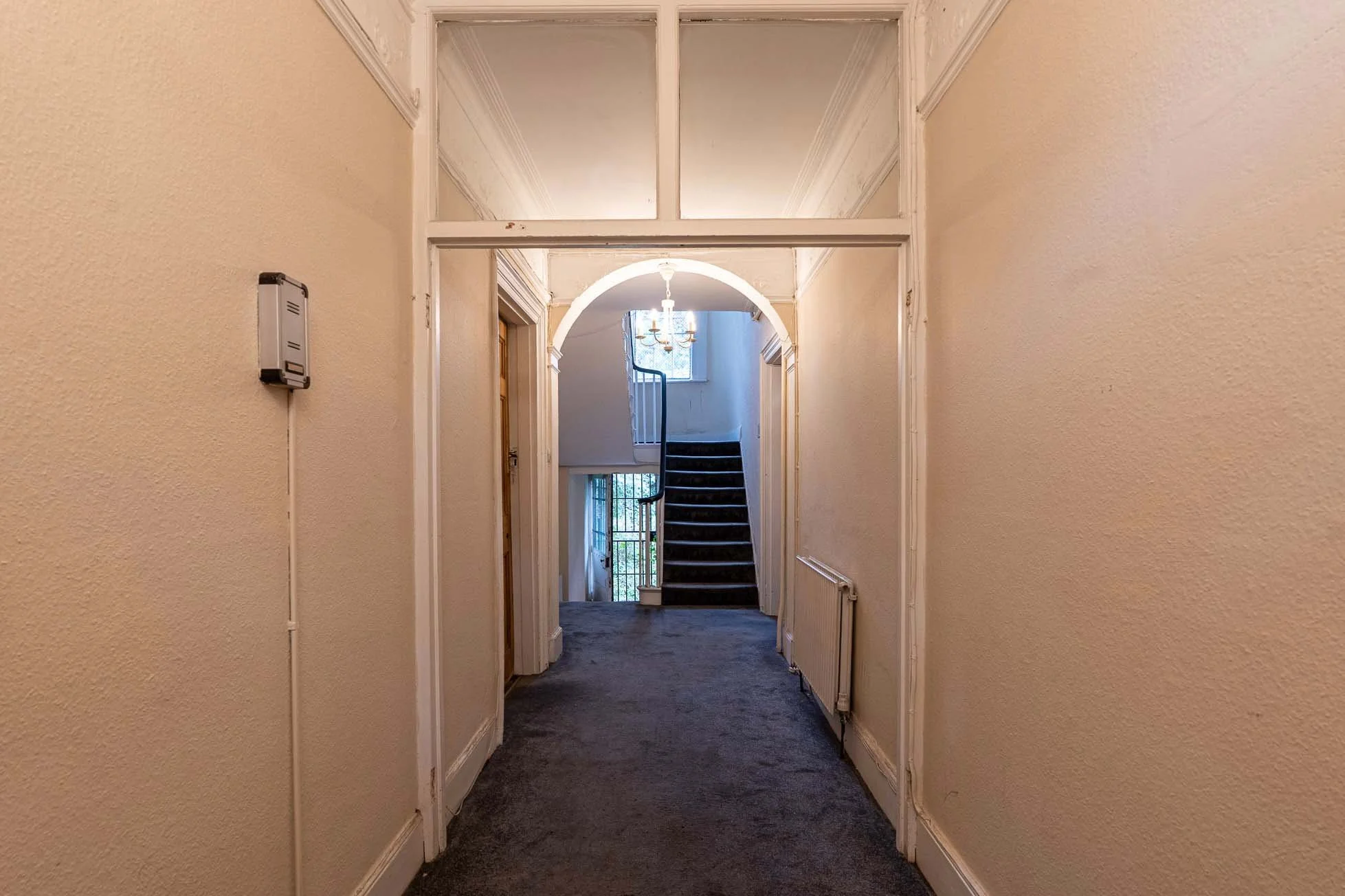 stoke-newington-hallway-arched-opening-stairs.jpg