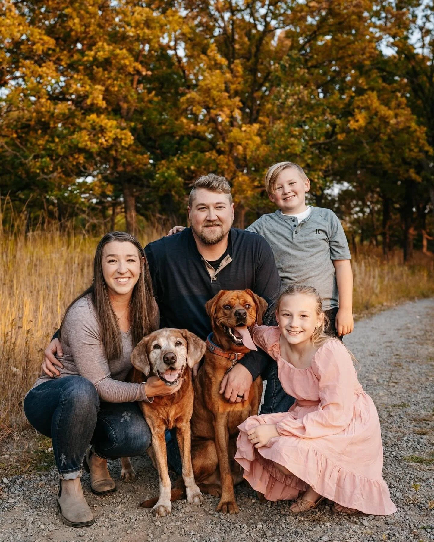 Family sessions are in full swing over here, just in time for the leaves to start changing 🍂🍁 #janellenicolephotography