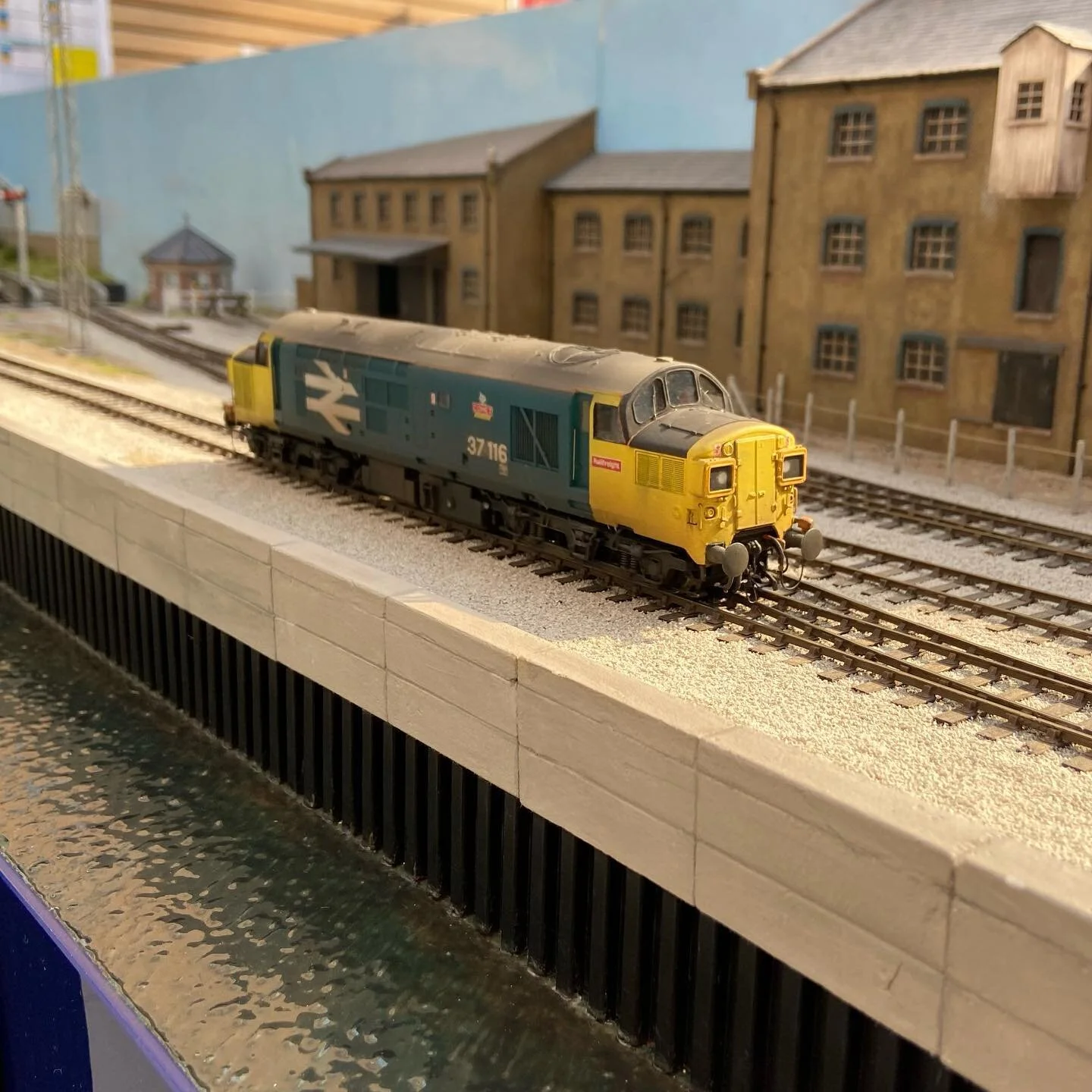 Great thanks to finally see Boston Frodsham this weekend at ScaleForum - an excellent weekend! @timjhorn @railfreightrelic @ultimatemodelrailways #class37 #scalefour #scalefoursociety #18.83 #p4modelling #p4templemills #hornbymodelrailways #modelrail
