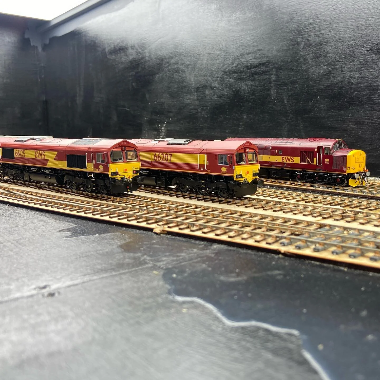 EWS lineup at Pensnett with @fourgreensrailway - the layout is basically wired now so just need to sort the fiddle yard properly. A big thanks to @architectural_railway_models and @timjhorn for their help again to get the layout to this stage. Stay t