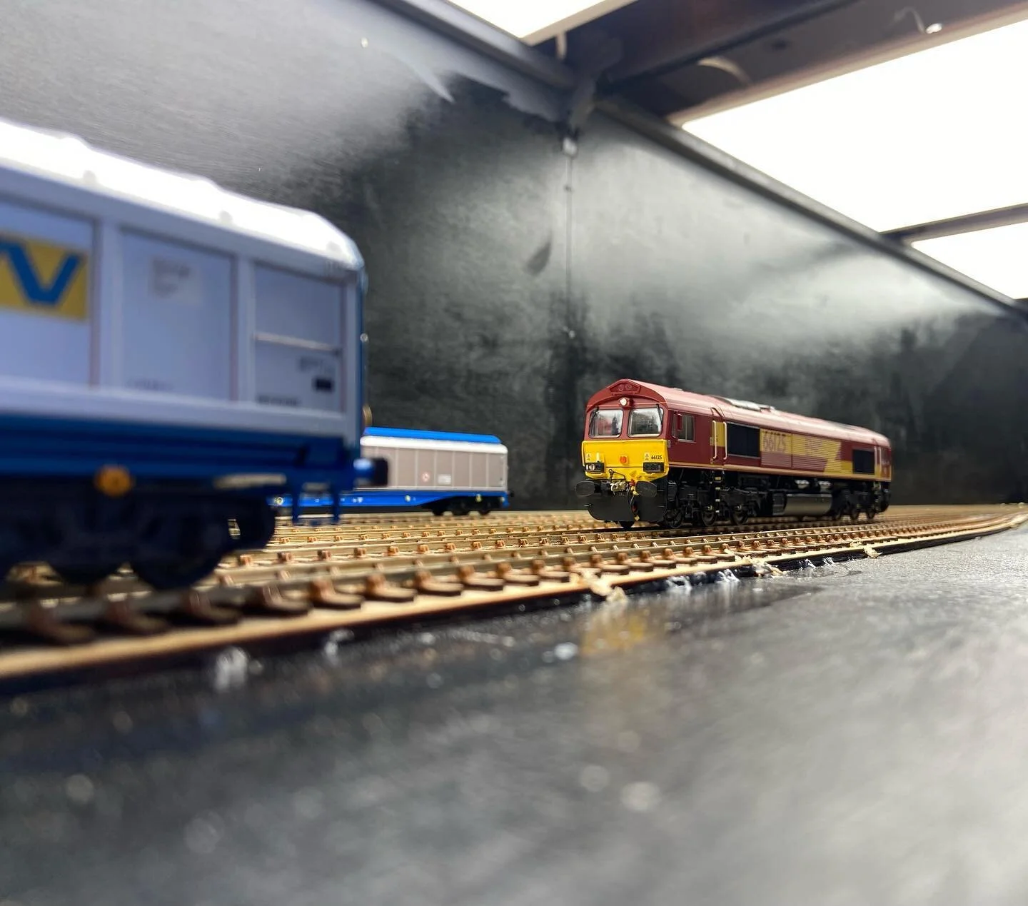 Another one from testing yesterday - the @hattonsmodelrailways ying ying ran beautifully all day. @fourgreensrailway #class37 #scalefour #scalefoursociety #18.83 #p4modelling #p4templemills #hornbymodelrailways #modelrail #modelrailway #bachmann #hor