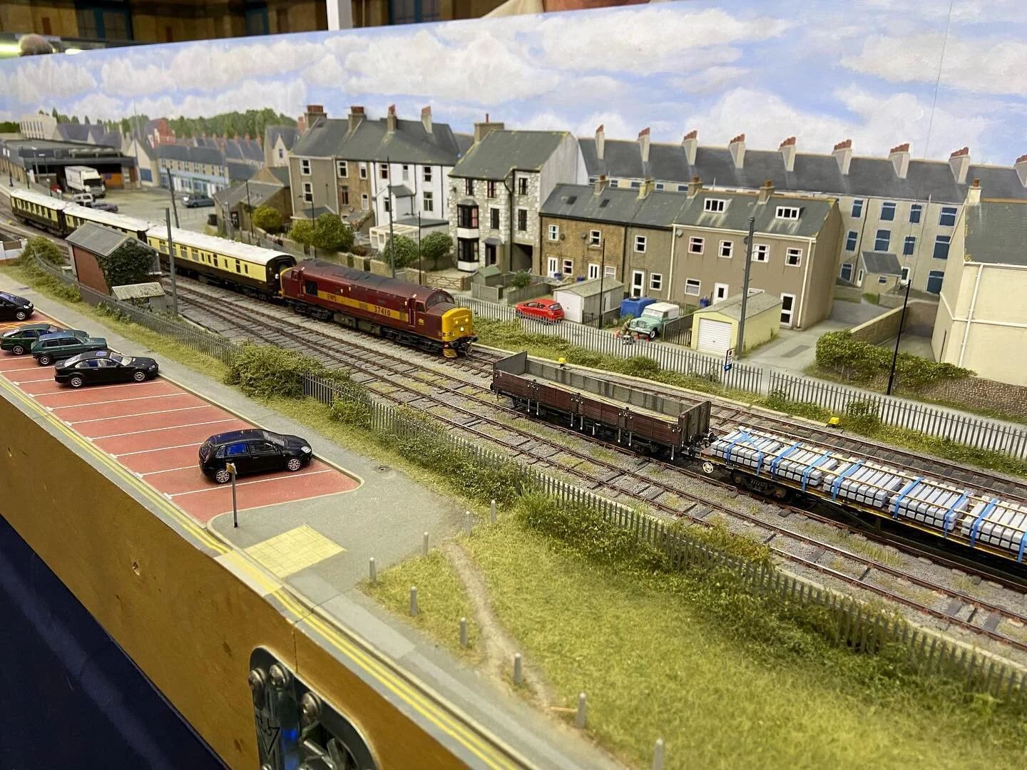 Great weekend out last weekend at Ally Pally - particular highlight being seeing Phwelli in P4 with @underground_eric - superb layout! #class37 #scalefour #scalefoursociety #18.83 #p4modelling #p4templemills #hornbymodelrailways #modelrail #modelrail