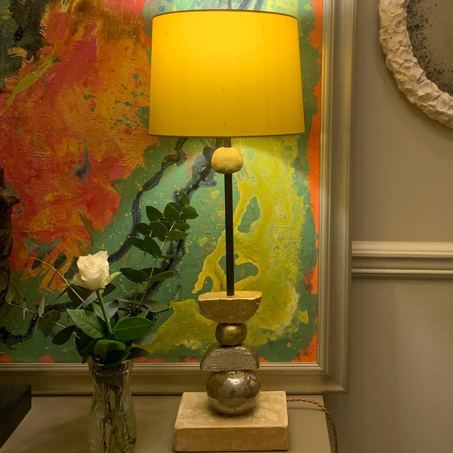 This bespoke table lamp features silver and gold leaf components, which give a warm and radiant glow.
.
#margitwittig_artist #functionalart #interiordesignersofinsta #interiorinspiration #collectbledesign #livingwithart #livingwithcolour #londoninter