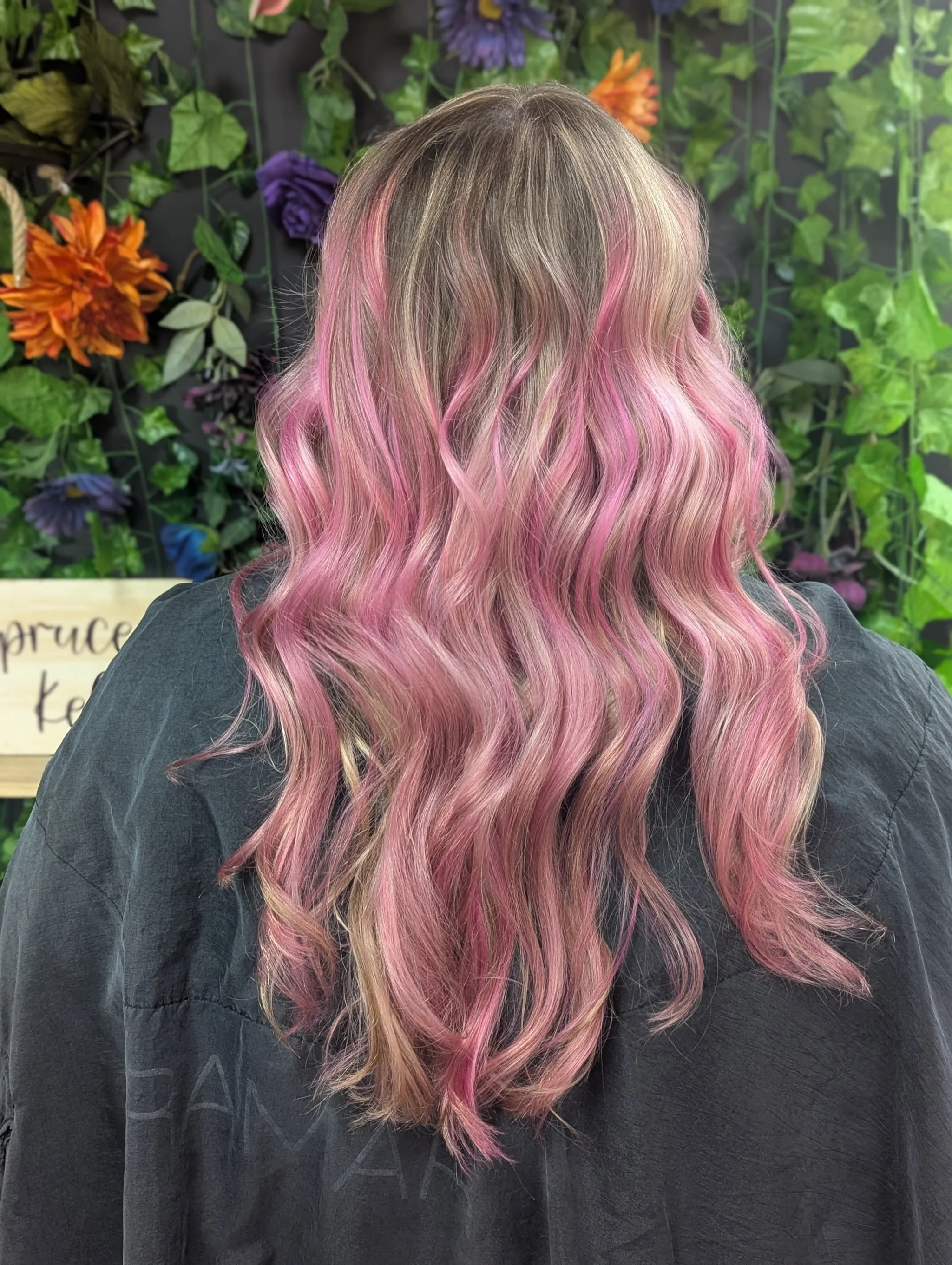 🌸Pretty in Pink🌸

Absolutely incredible baby pink balayage by @sprucebykellie 

Also her station backdrop is to die for 💗

#pinkhair #pinkbalayage #balayage #pinkhairdontcare #hairinspo