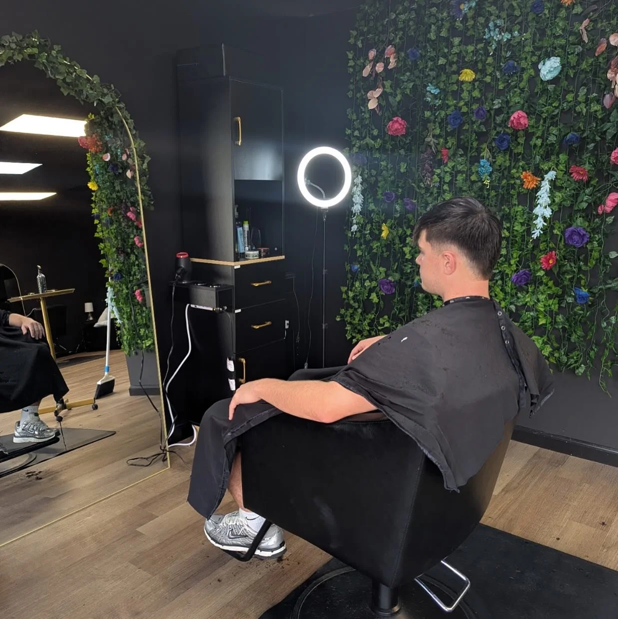 A moment for this fade, and Kellie&rsquo;s ivy wall 😍

Fade by @sprucebykellie 

#salon #barber #fade #clipper #clippercut #faded #grooming #menshairstyle