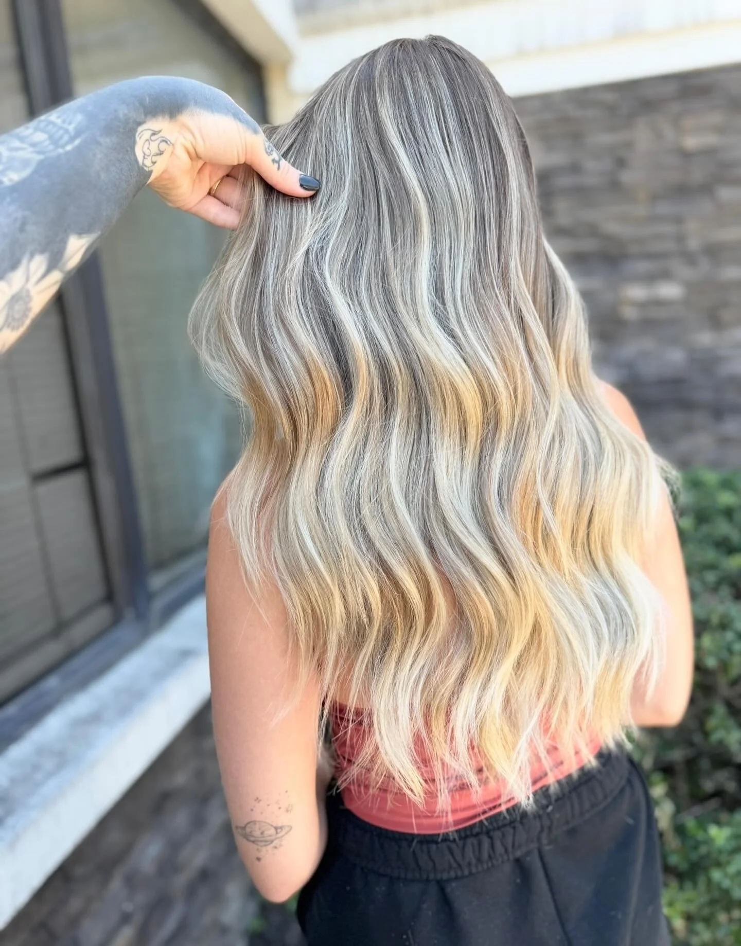 The butteriest of blondes 😍
by @revenge.hair ❤️

Done with @trionicshaircare KO blondes and actuator developer. Glazed with @redken shades EQ
#blonde #blondehair #foilyage #blonding #butterblonde #brightblonde