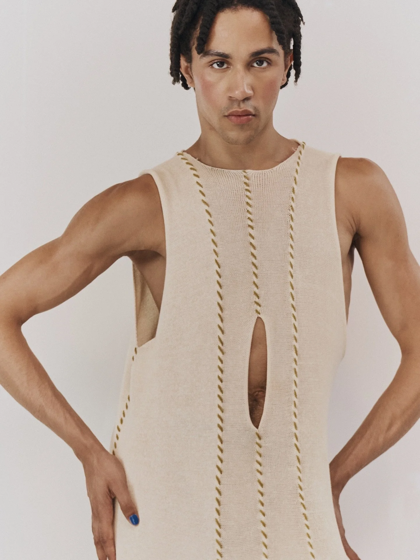 Knitted dress with olive handstitches | SS26-STIGMA

Model @eliasbrenneisen 🤍
Picture @victoriakaempfe