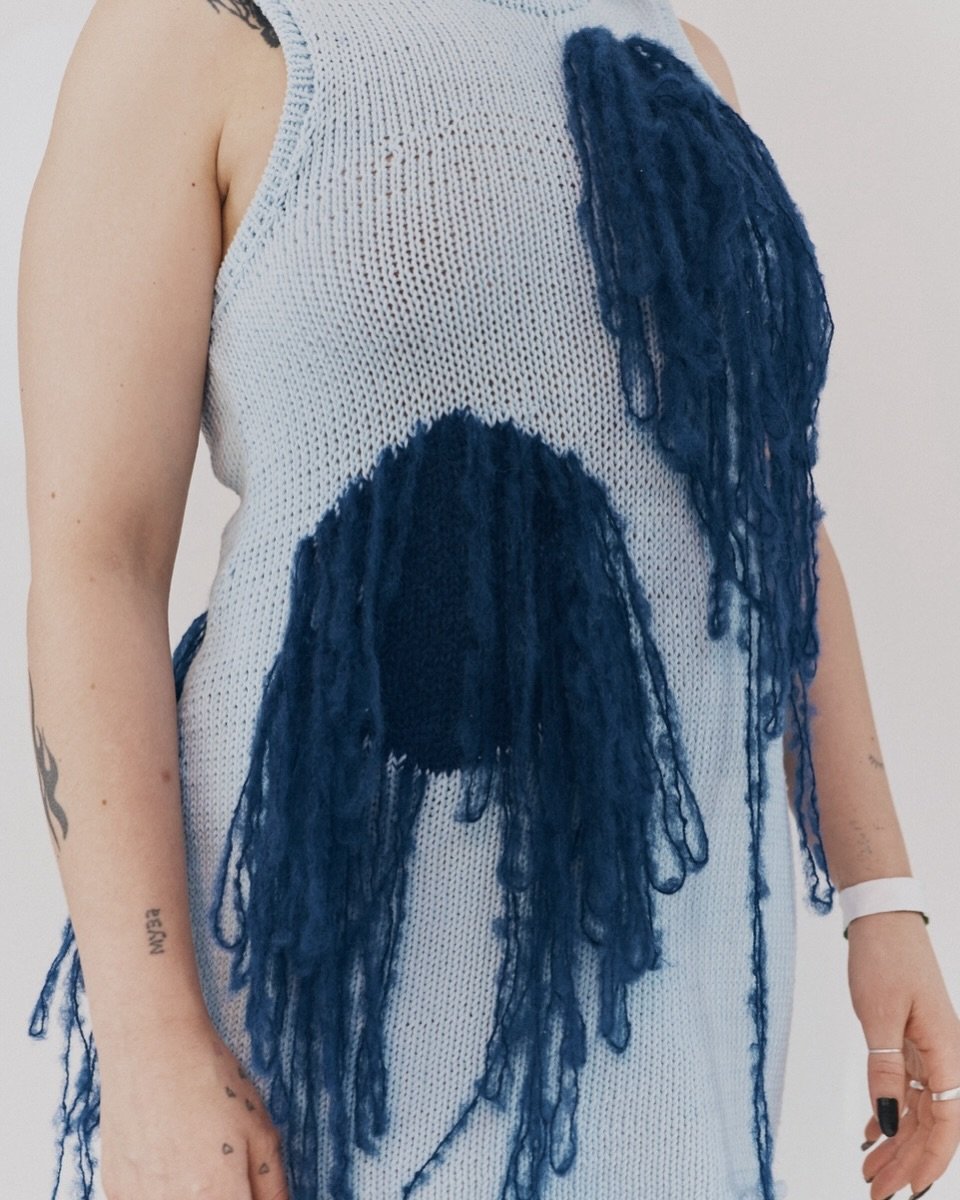Details of the knitted dress with blue fringes | SS26-STIGMA 

Photos by @victoriakaempfe