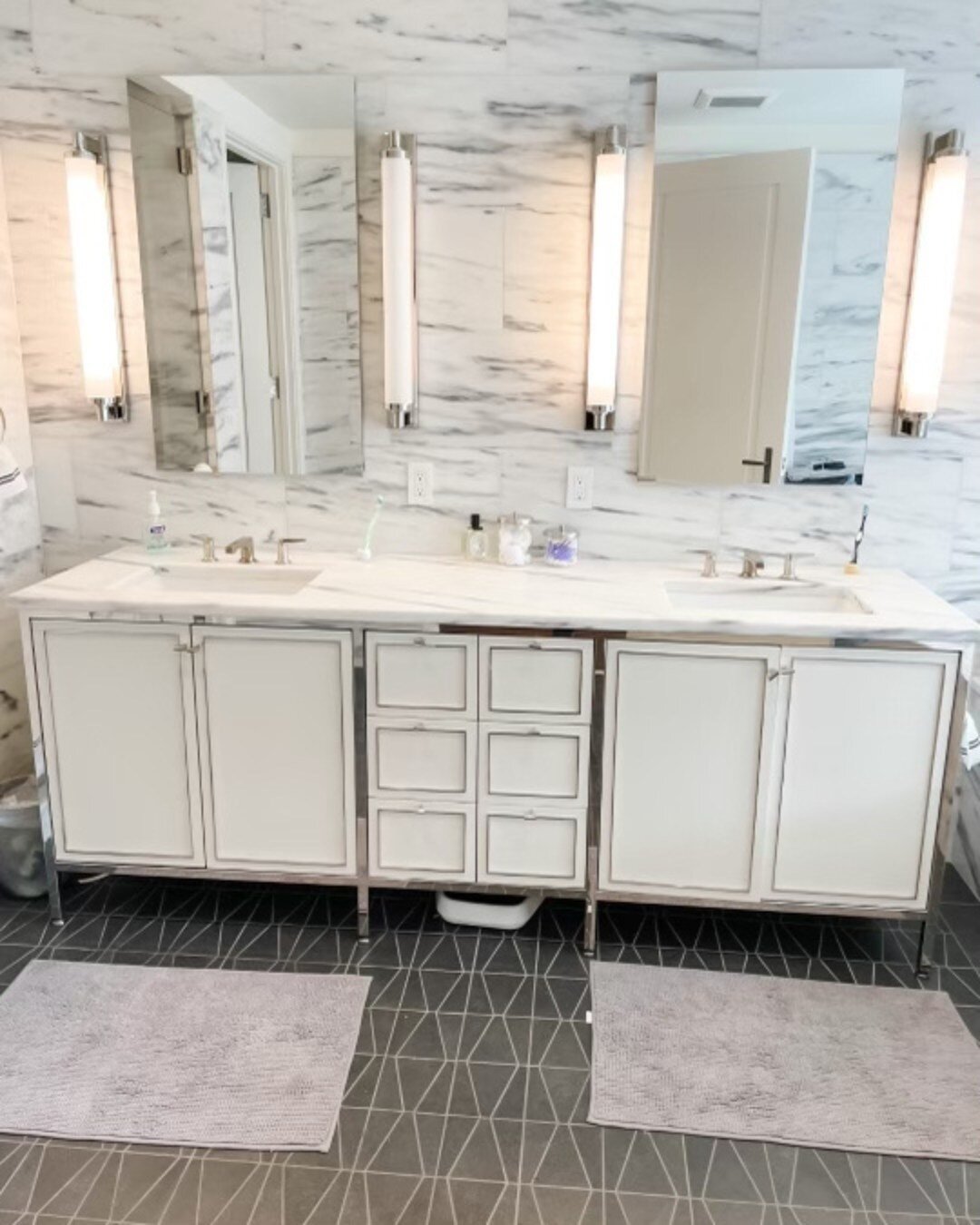 We love an organized bathroom! 😍 Having an organized bathroom can help speed things up in the morning and it&rsquo;s a much more relaxing way to start or end your day! 

Tips to organize your bathroom ⬇️
✨Declutter first! Getting organized always st
