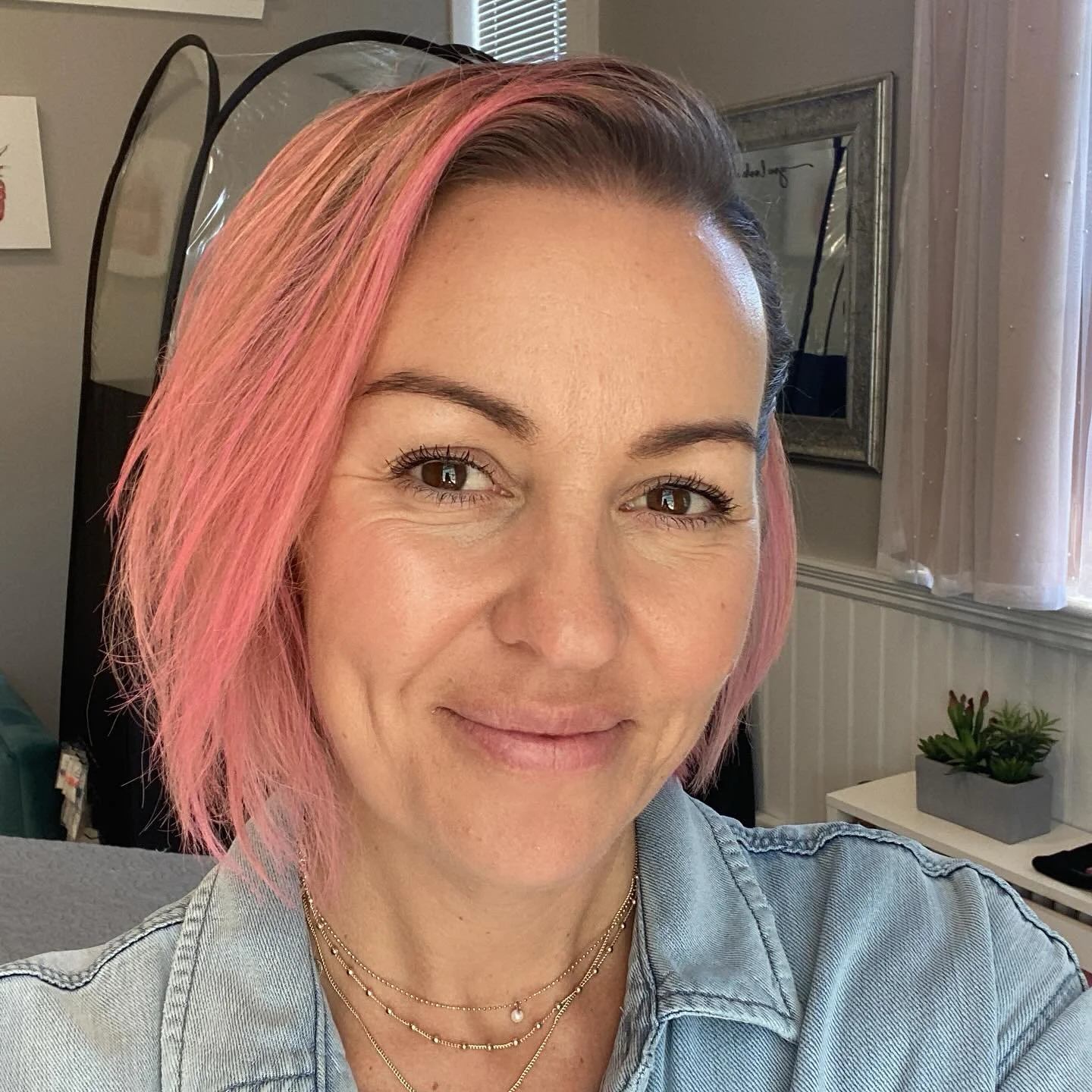Back to my pink era 💕 because life&rsquo;s too short for boring hair! 

#PinkHairDontCare #BackToPink #PinkVibesOnly #PinkPineappleBeautyCo #DanversMA #LashArtistLife #BeautyBoss #SalonVibes #FreshHairFreshEnergy #PastelHairGoals #GoodVibesOnly #Las