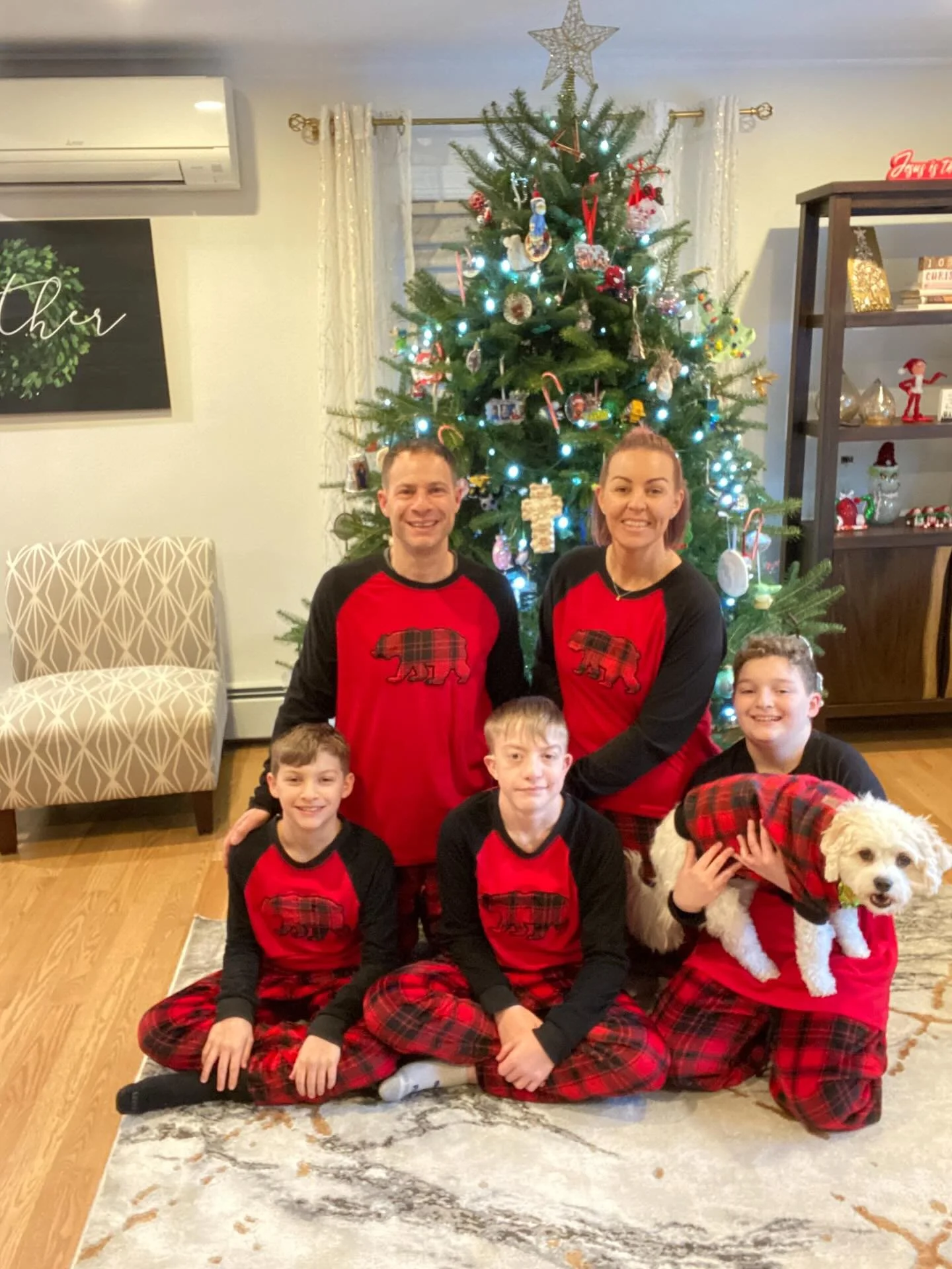 Behind the lashes, tans &amp; pink pineapple vibes&hellip; it&rsquo;s me, my guys and my puppy 💗🎄

So thankful for my family AND every single client who supports my small business. You truly make what I do possible, and I don&rsquo;t take that ligh