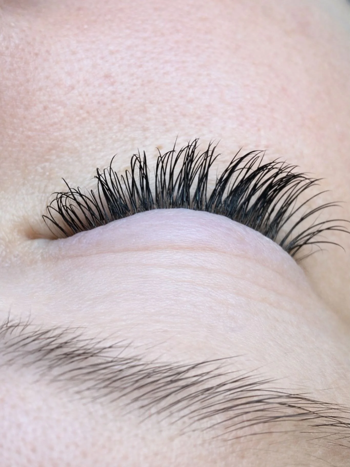 Classic sets will always have my heart 💗

This is 1:1 placement &mdash; one extension on one healthy natural lash. No fans. No extra fluff. Just clean isolation and intentional mapping.

Perfect for:
✨ first-time lash clients
✨ professionals who wan