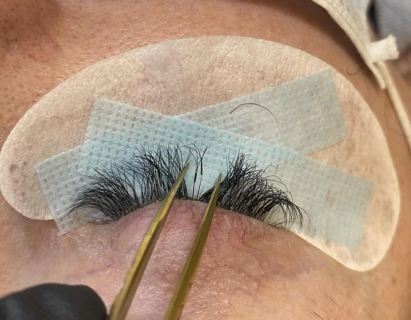 Hot take: most &ldquo;lash allergies&rdquo; aren&rsquo;t true allergies&hellip; 👀

They&rsquo;re often irritation from overexposure.

A true allergy is rare &mdash; and usually shows up as swelling, itching, and worsening reactions over time.

But w