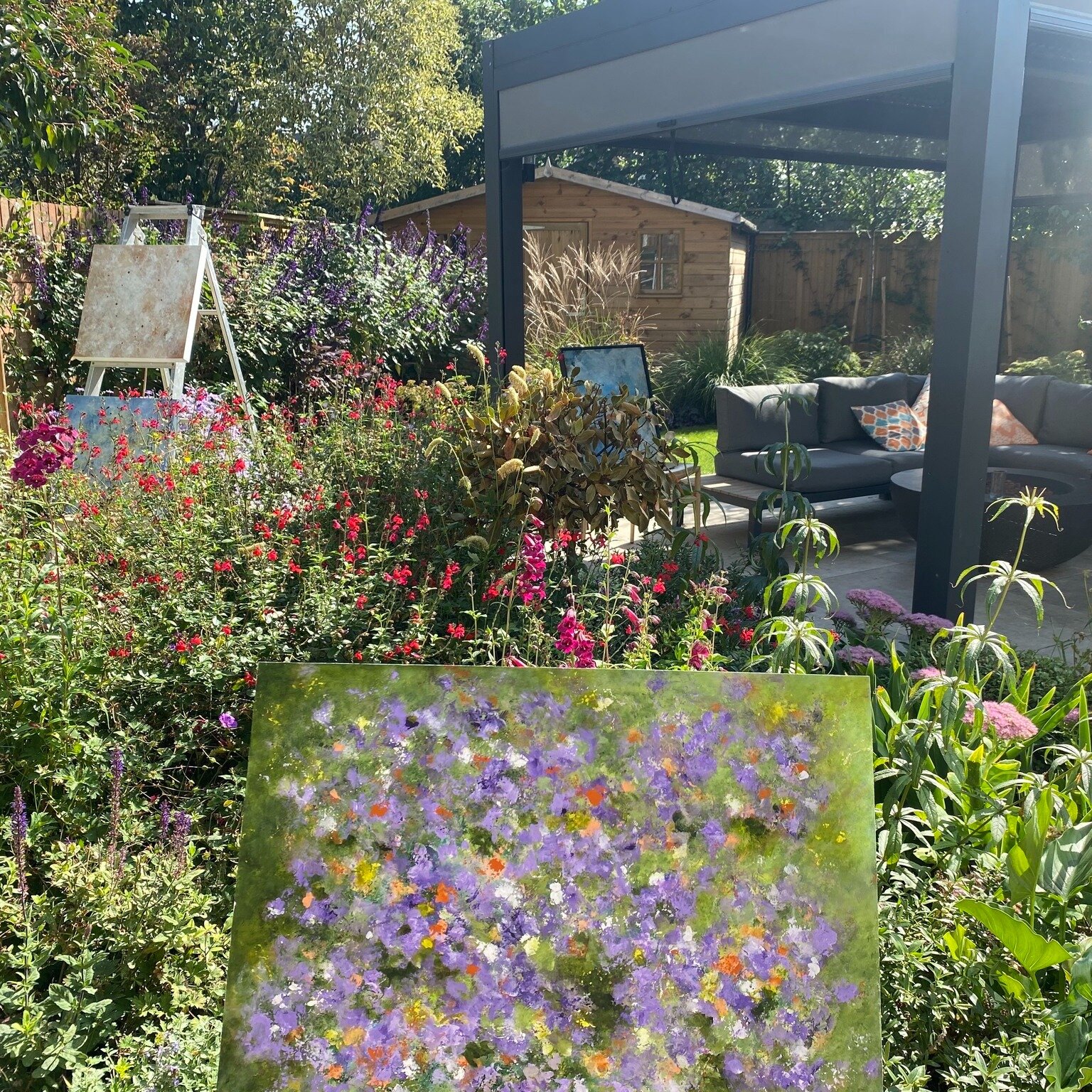 Some more pics of this fabulous art display inspired by the planting in a garden I designed last year. The paintings are by the talented @elainehoweart and the show was part of the @ealingbeat art trail. Made me so happy to see the garden dressed lik