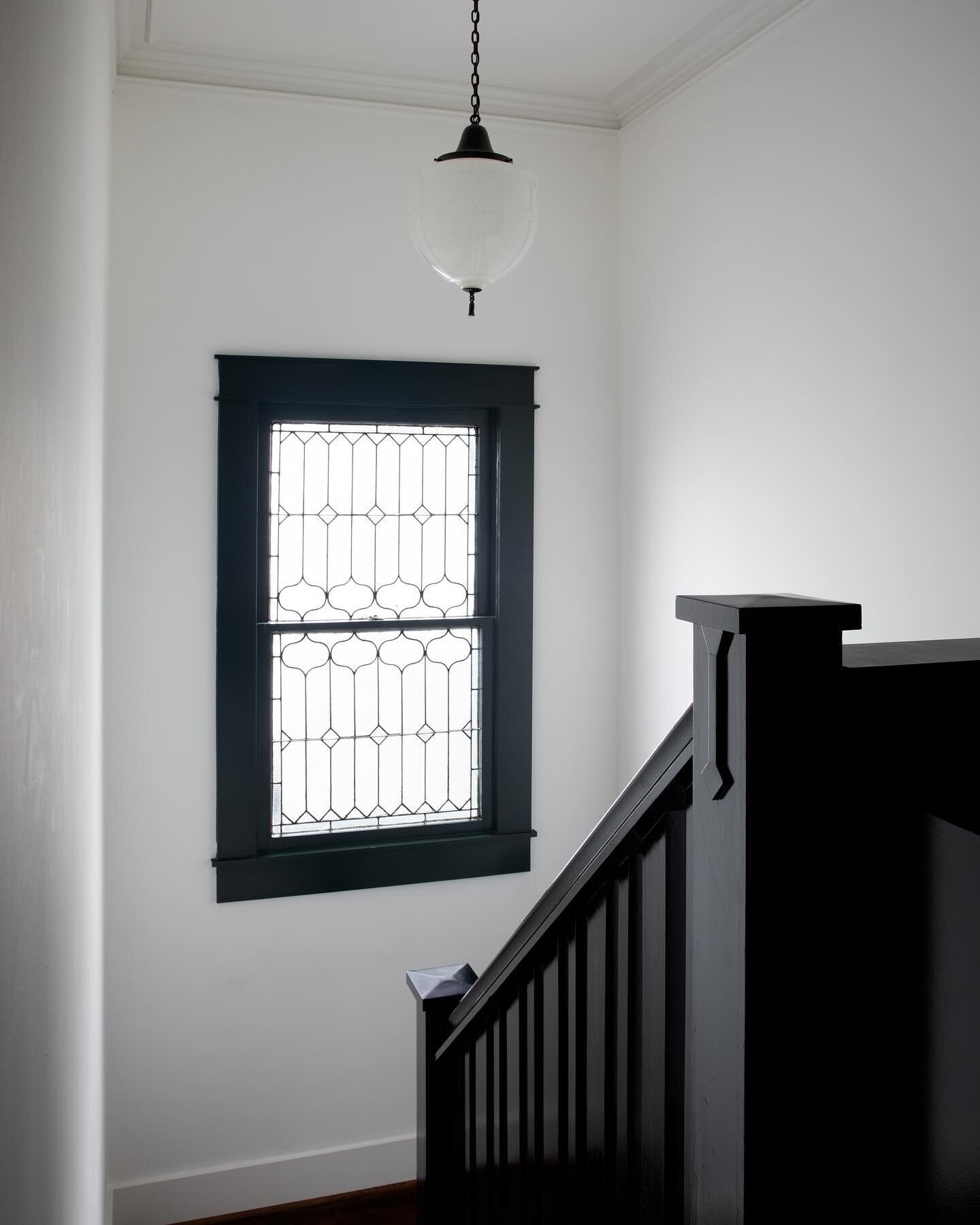 Black and white contrast in this historic bungalow 🖤🤍