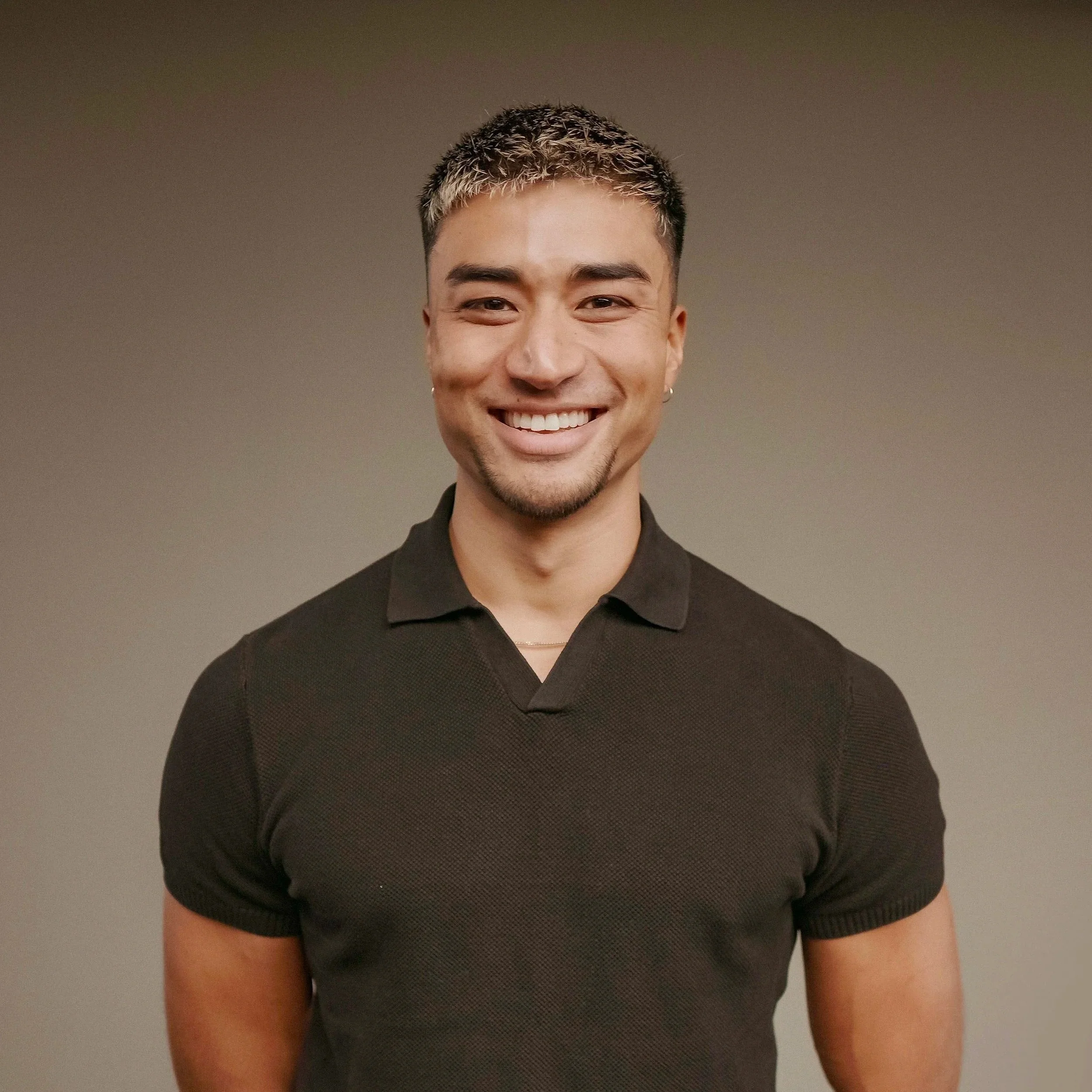 Jubilee Viforj, providing physio for pain relief.