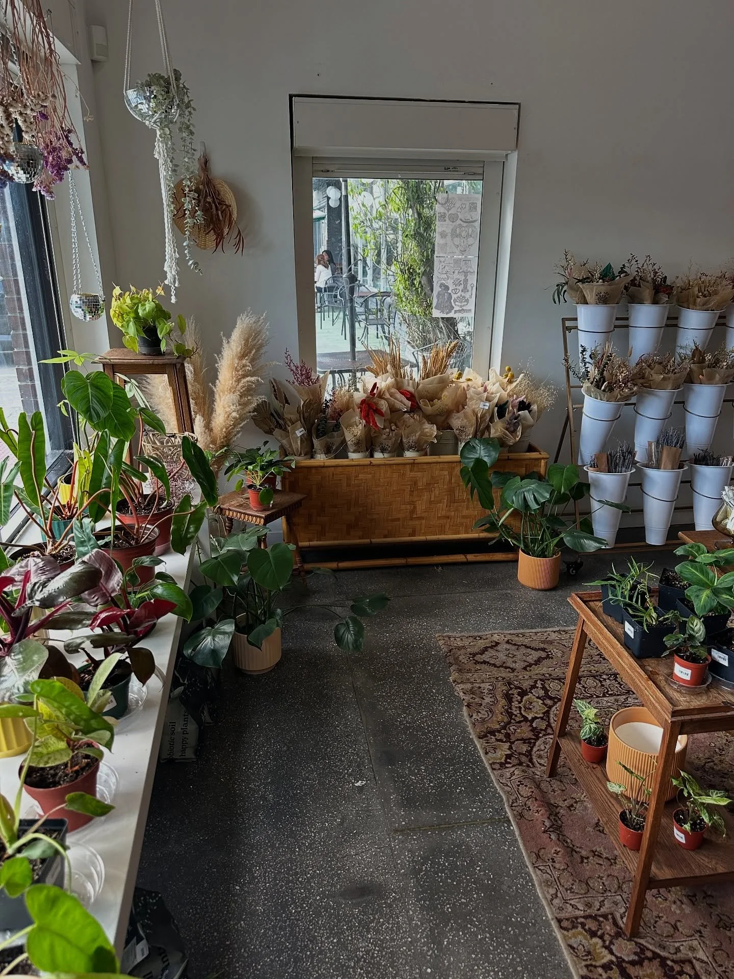 So great to see this space full and flourishing 🌿 Drop by @pinkieorlando tonight for our open house from 6pm-9pm for tattoos by @___sarataylor , injections by @namaesthetics_ , jewelry from @shiftdjewelry , and flowers by yours truly. All are welcom