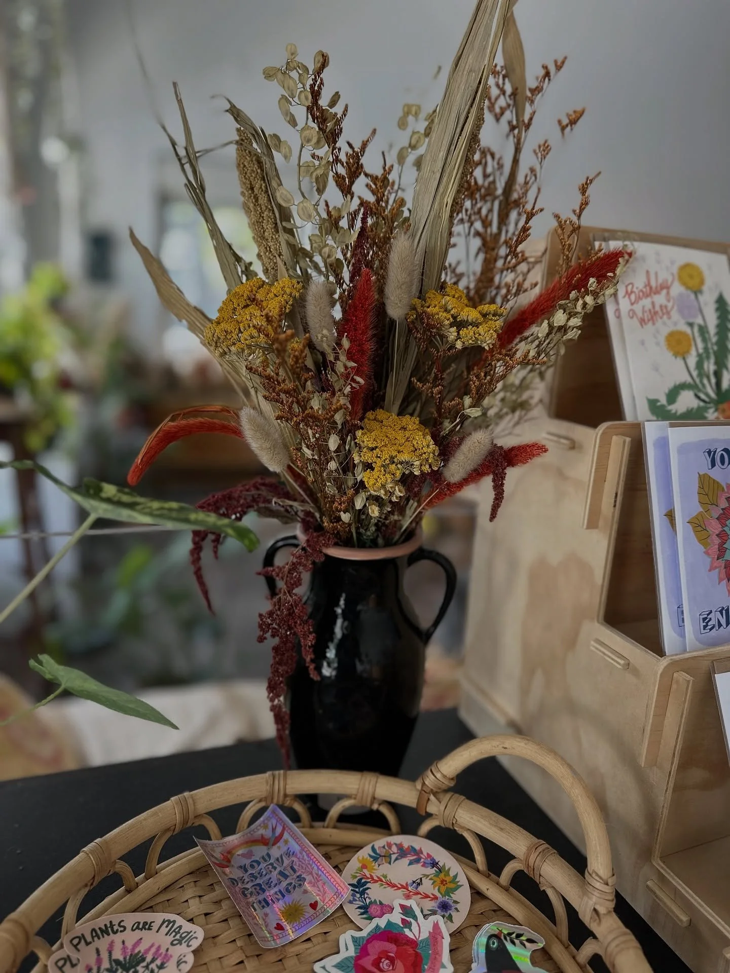 It&rsquo;s fall y&rsquo;all (allegedly). While the temps are still quite warm, the breeze has definitely cooled a bit, and I&rsquo;m feeling the autumn inspo. Dried florals are perfect for creating those fall vibes. Stop by @pinkieorlando this evenin