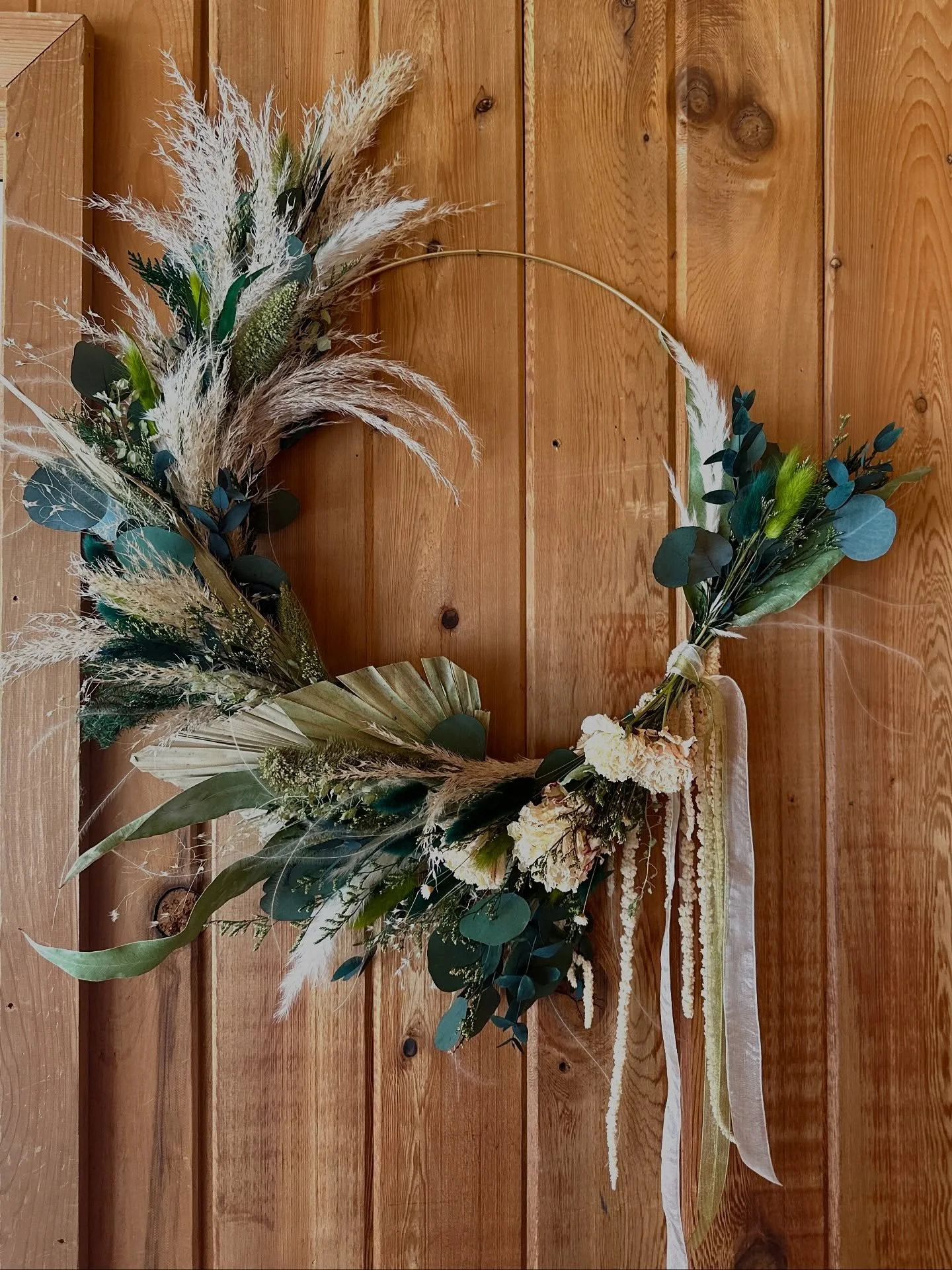 One wreath, three rooms, no notes. 💅 

#driedflowers #falldecor #wreath #orlandoflorist #floralart