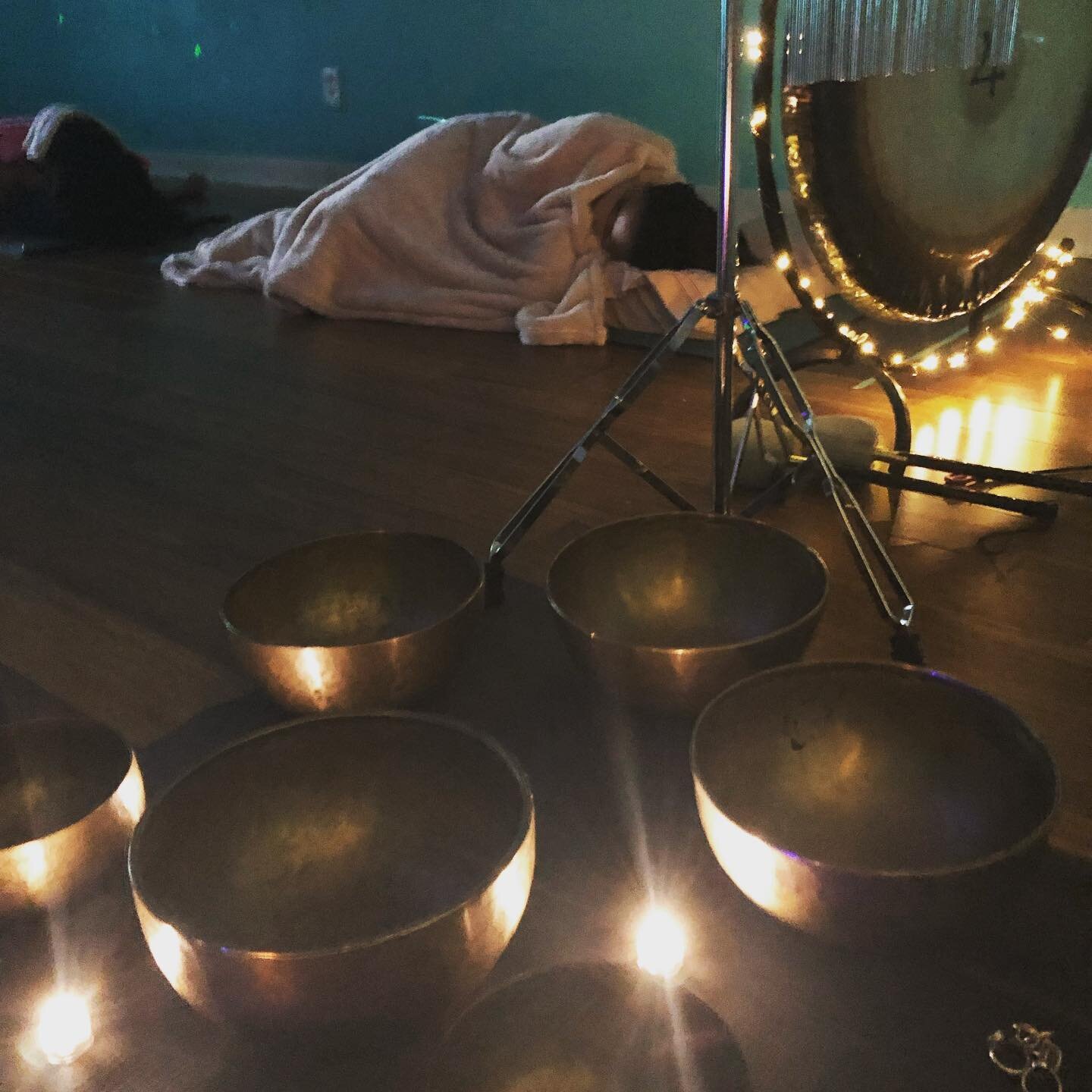 🌟 Sound baths are a special dreamy time to relax and reset the body and mind. 🎶 Hope you can join us for the New Moon Sound Bath this Saturday 9/27 at 6:00pm-7:30pm with Fawntice @healwithsounds 
🌚 $35 in advance // $40 day of 
.
Sign up: yogablis