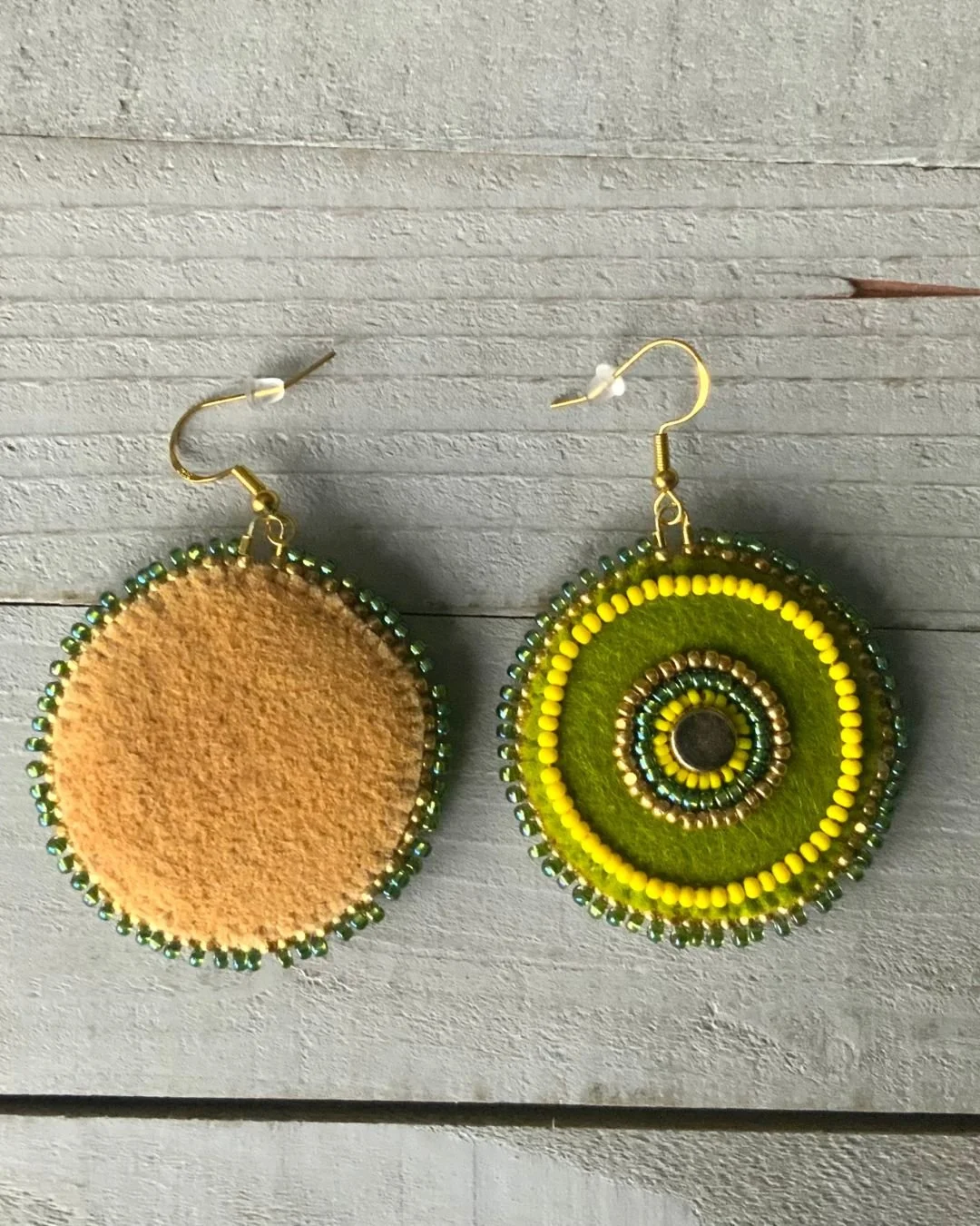 tannedhide-flatbead-green-seedbead-handmade-beadedearrings3.jpg