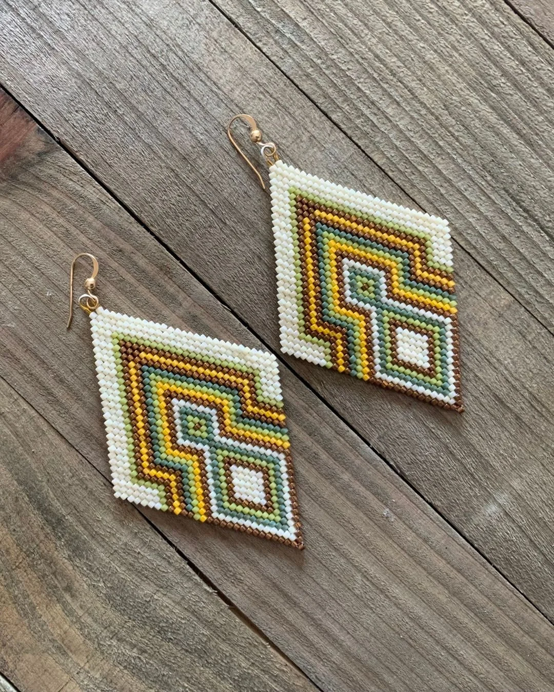 cream-delicabeads-brickstitch-handmade-beadedearrings2.jpg