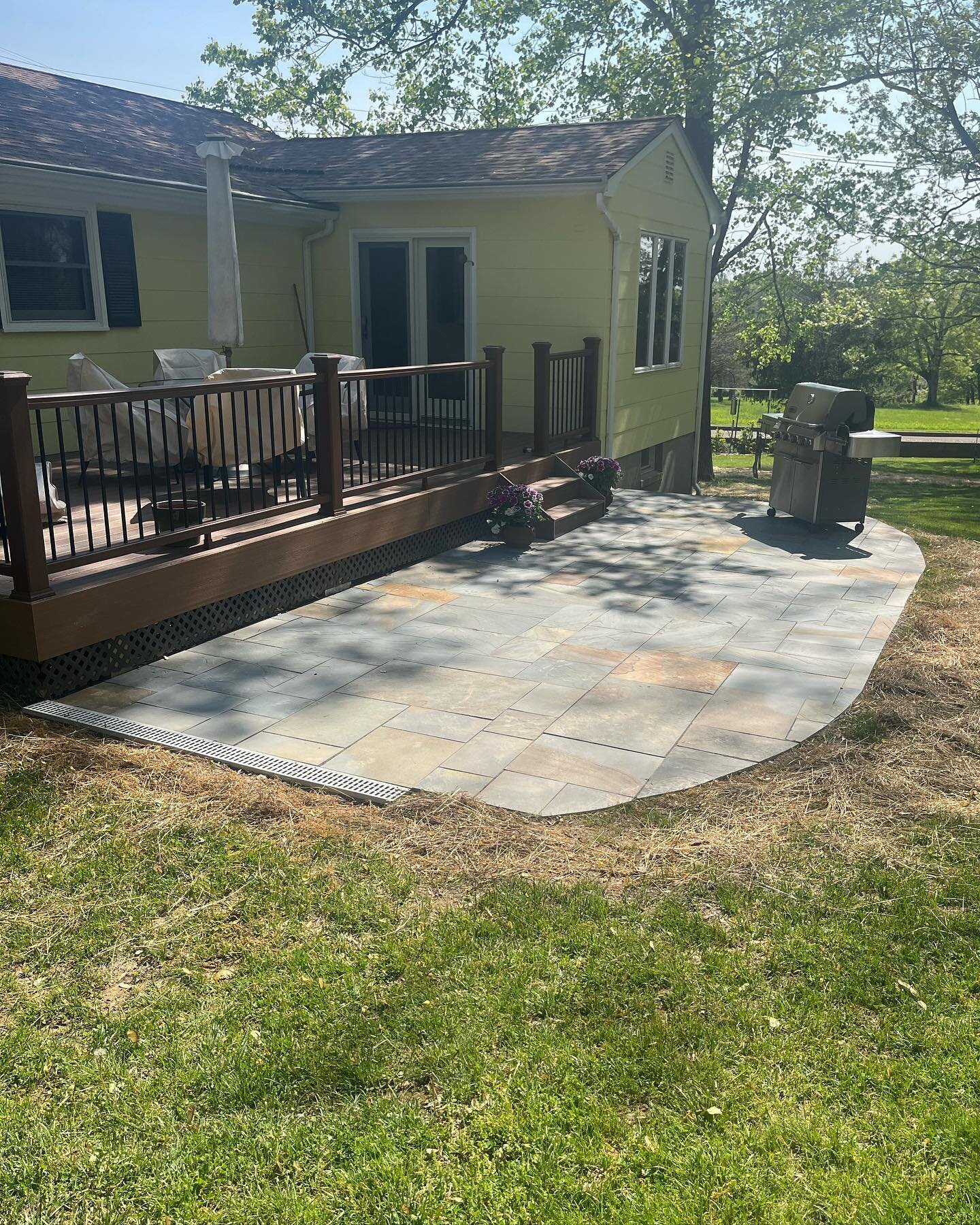 Client was out there grilling the day we finished up! 🤝Nice and simple Bluestone Patio&hellip;slightly raised on one side with a small natural stone wall. Gets right to the point! 💯 
*Patio Texture- Natural Cleft *Patio Color- Full Range Color *Wal