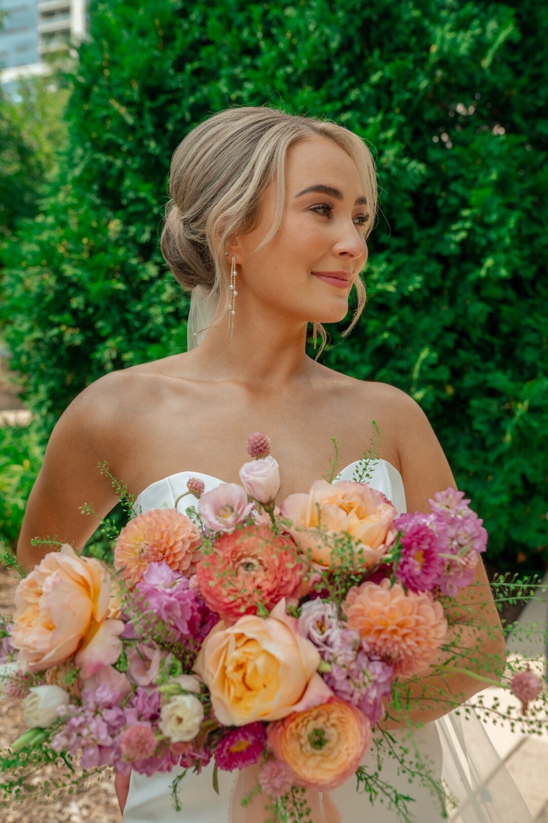 Are you inspired by Caitlin's picture-perfect bouquet?! We love the classic beauty of garden roses paired with the bright pops of dahlia's. Let Urban Allure Events craft the wedding or event of your dreams! 💐💫 Secure your 2024 or 2025 date today 💖