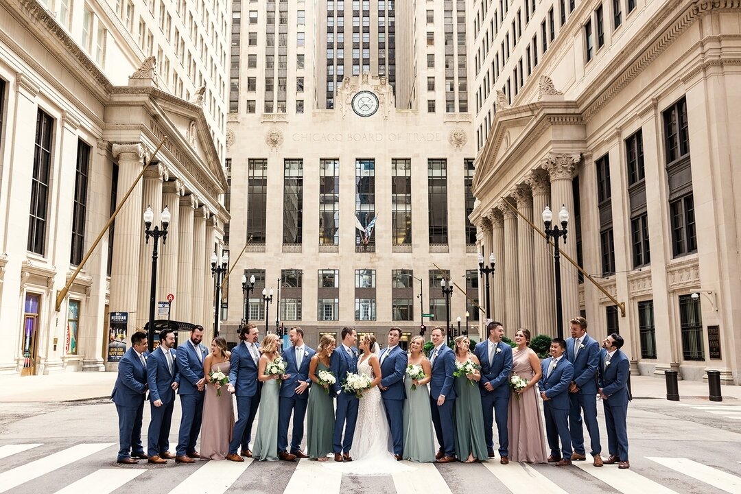 ✨ With summer right around the corner we've rounded up some of our top outdoor photo locations, but we want to know YOUR favorites too! Some of our favorites are Board of Trade (pictured here), Olive Park, Art Institute South Gardens, and Lake Street