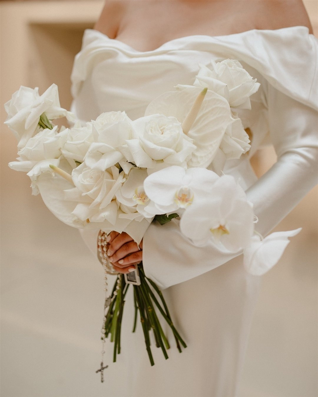 Crisp, classic, clean. 🕊️Orchids, anthurium, Roses for Alyssa 🤍 

Photographers: 
Lead - Dani Dahl Photo
Assistant - Ampersand Photography 
Venue: Ivy Room Chicago 
Floral: Urban Allure Events 
Dress: Danielle Frankel Studio
Bridal Boutique - Belle