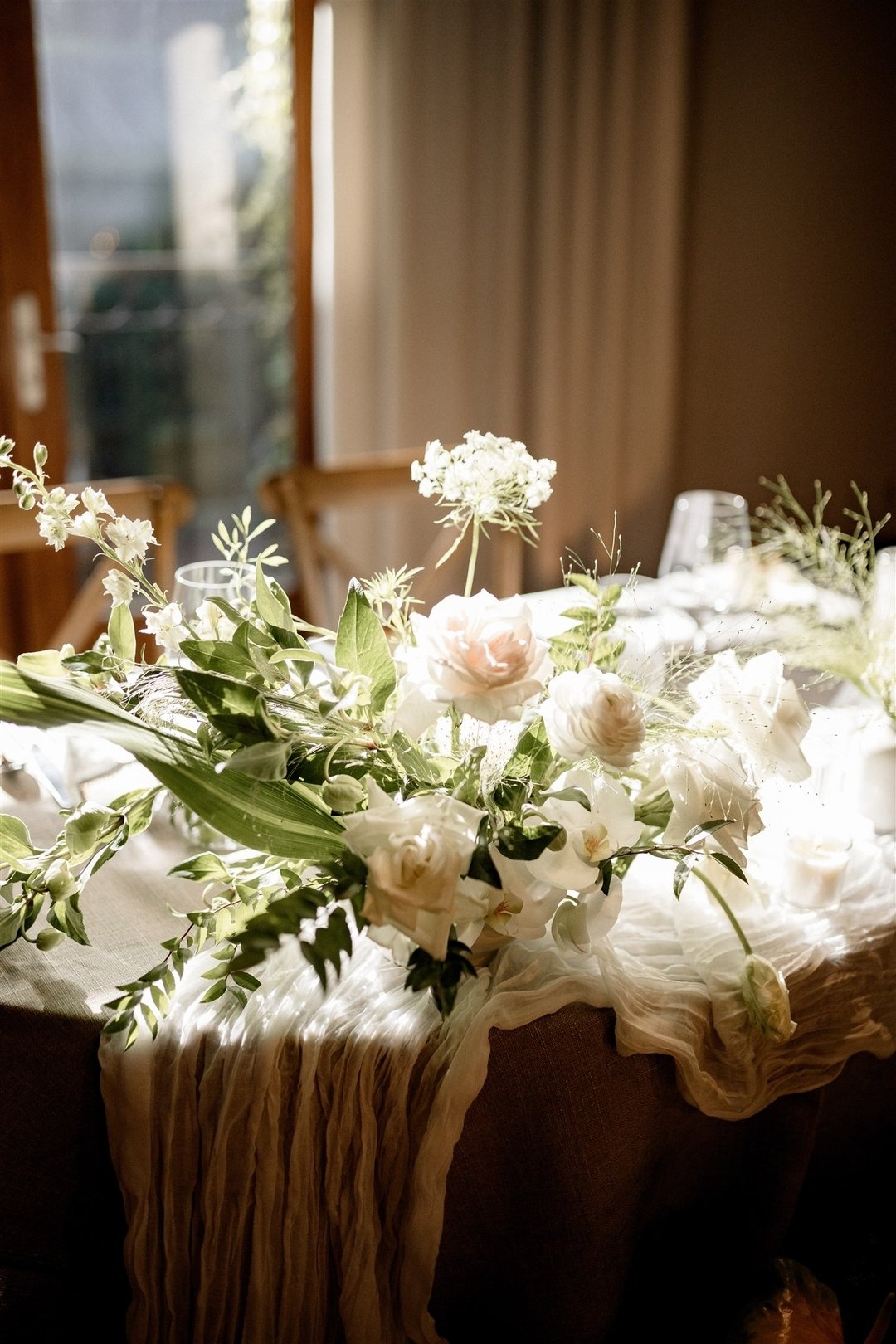 The new take on white and green 🌿✨ Can you name all the flowers in the arrangement? First one to name all the varieties gets a $5 Starbucks card on us! 
Photographers: 
Lead - @danidahlphoto 
Assistant - @ampersand_studios 
Venue: @ivyroomchicago 
F