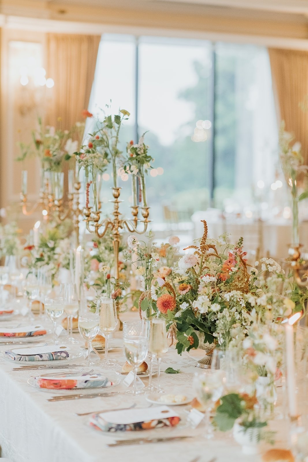 Unique and one of kind = Esme &amp; Mike's Oheka Castle Wedding. Hometown Flower Co. brought the garden INSIDE and we can't stop thinking about it. Right?!

Ceremony &amp; Reception Venue: @ohekacastle
Planning: @urbanallureevents
Photo: @eileenmenyp