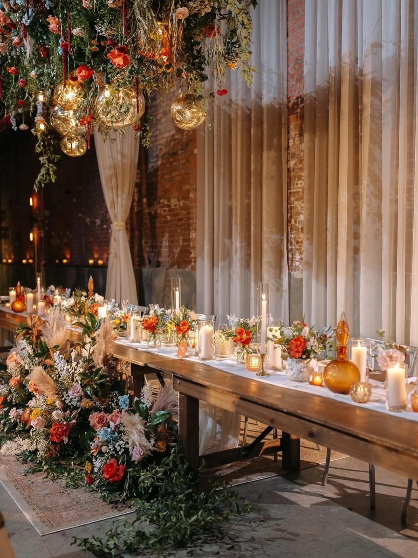 Disco dreams with a touch of fall - anyone else crushing on these GOLDEN disco balls ✨🪩

Venue: @fairliechicago 
Planning &amp; Design: @urbanallureevents 
Floral &amp; Decor: @kehoedesigns
Catering: @heartyboys 
Photo: @goldenhoursweddings 
Station