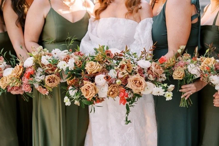 Obsessed with this dreamy fall floral palette for Hannah &amp; Tim&rsquo;s big day! ✨ They created the PERFECT warm and romantic vibe. If you&rsquo;re dreaming of gorgeous blooms for your wedding, let&rsquo;s make it happen! 
⠀⠀⠀⠀⠀⠀⠀⠀⠀
Photo @ian.rem