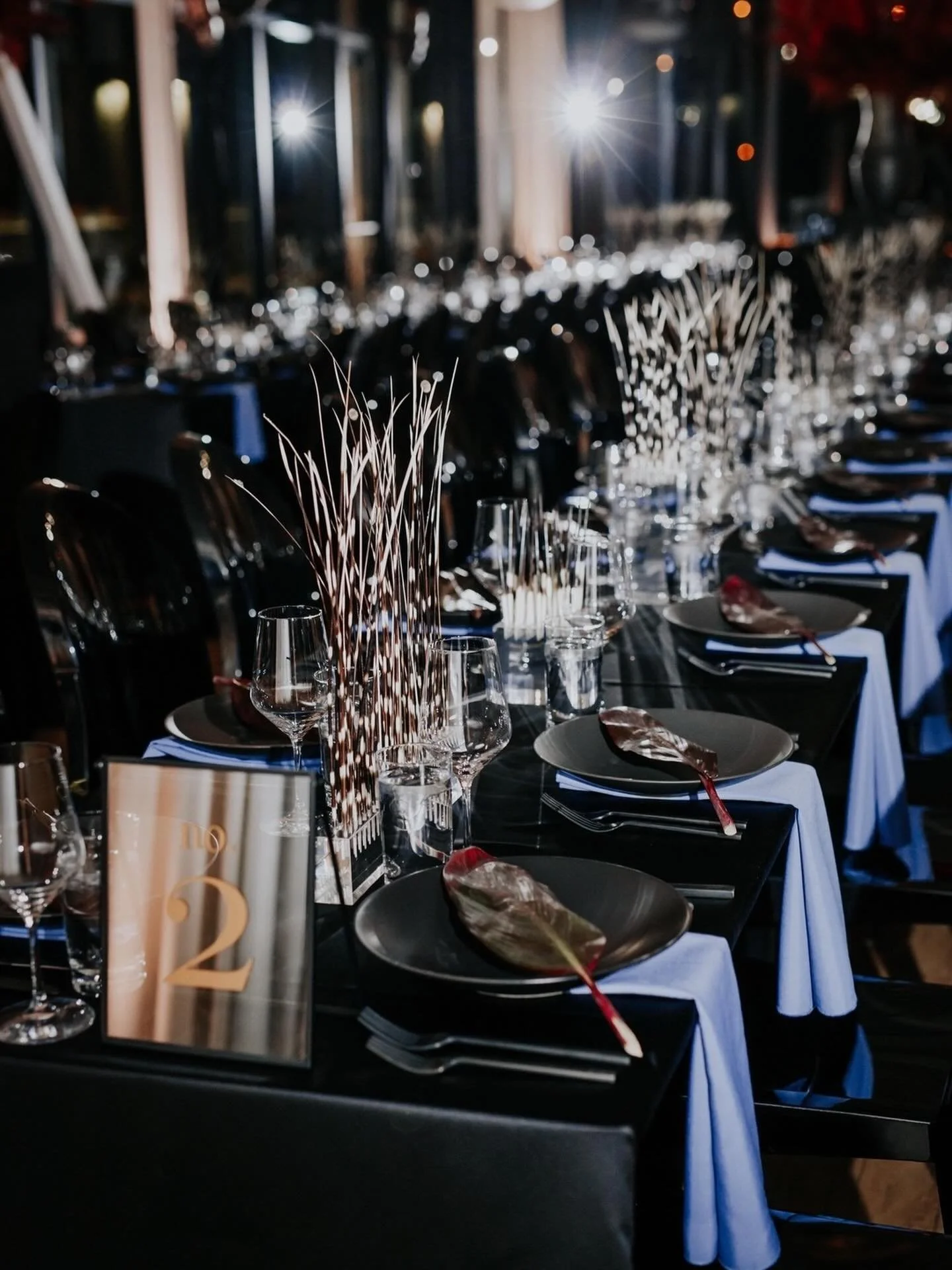 Textural. Unexpected. Elevated. A WOW moment guests felt the second they walked in. Reliving some of our favorite tablescapes this week 👌🏻
⠀⠀⠀⠀⠀⠀⠀⠀⠀
Porcupine quills and calligraphed leaves created a bold look that hits every note. Sleek black laye