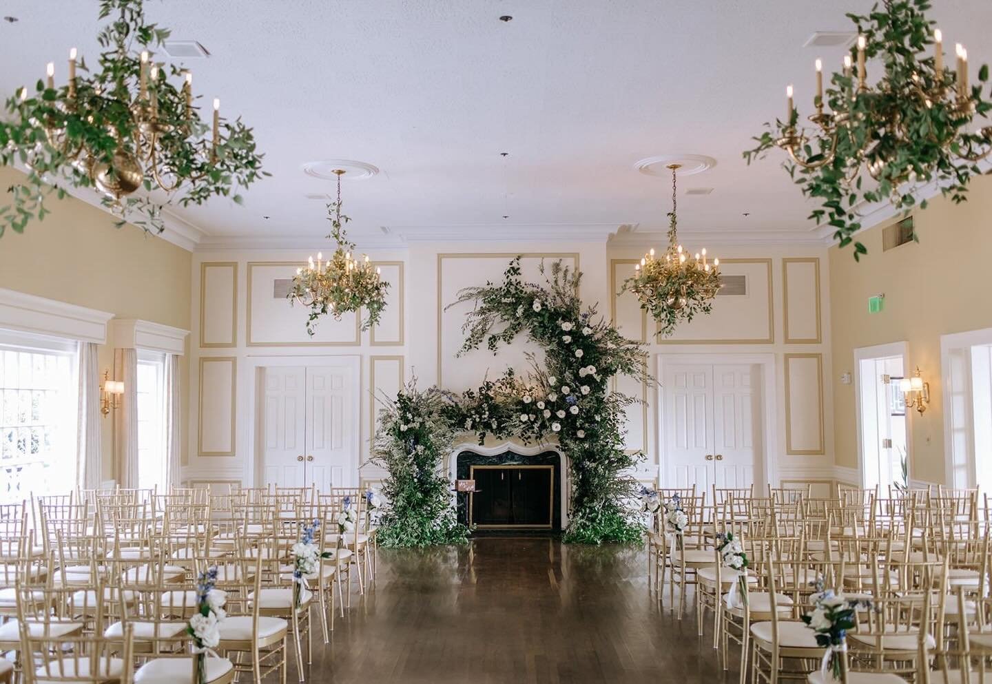 This is the moment before the doors open. ✨
Before the music swells.
Before every eye turns.
A room designed to make the walk down the aisle feel unforgettable.

Planning: @urbanallureevents 
Floral Design: @lifeinbloom 
Photo: @goldenhoursweddings @