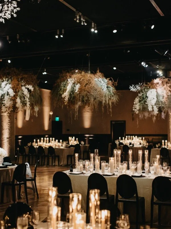 This is what bold, high-impact design actually looks like. 💅🏼✨

Hundreds of candles. Black-on-black place settings. Florals suspended overhead. A full-room transformation built to be felt the second you walk in.

Designer: @eightoneevents 
Planner: