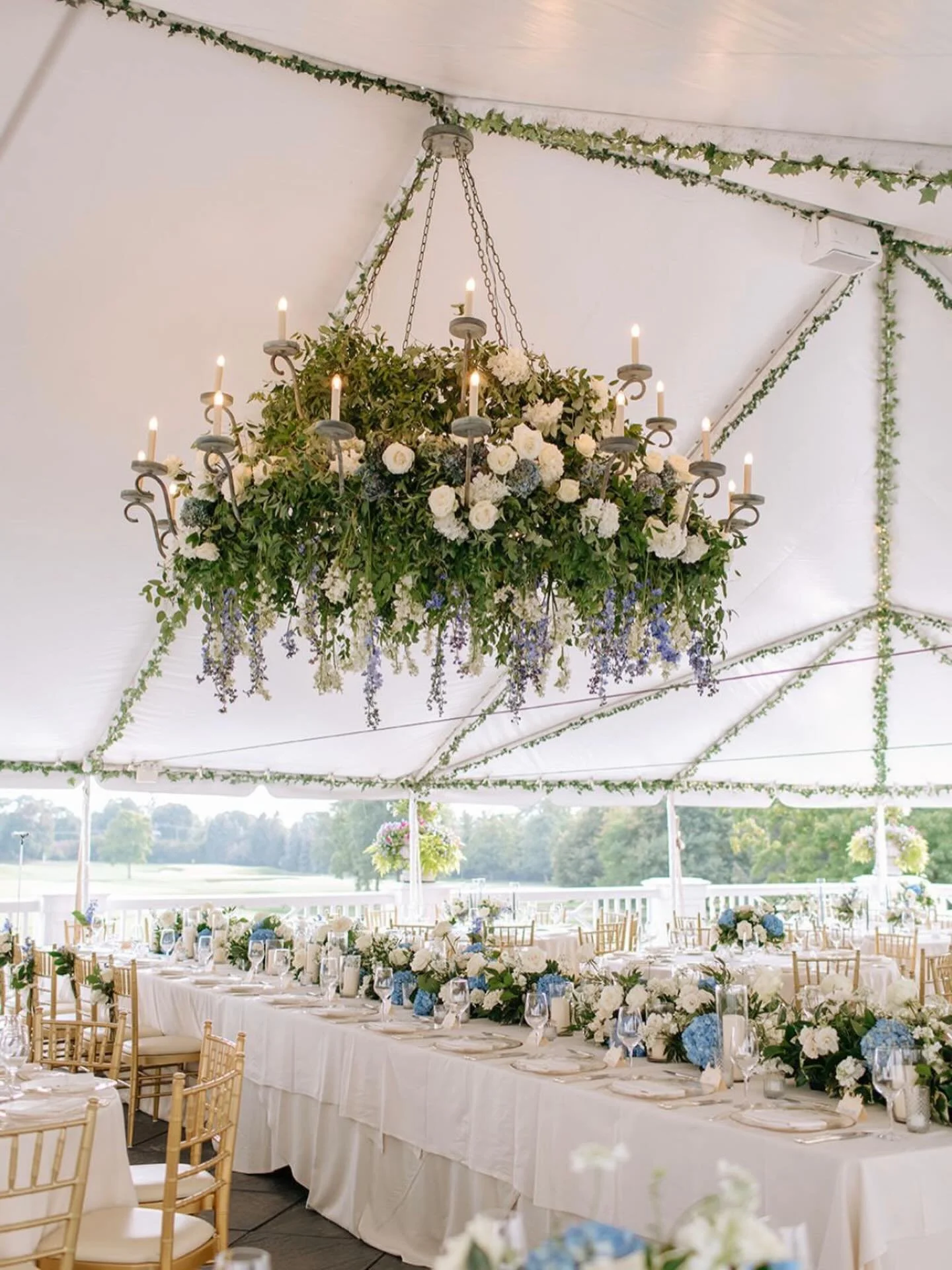 Summer garden party meets floral chandelier dreams with @lifeinbloom 🤍🪄✨

Photo: @goldenhoursweddings 
Planning: @urbanallureevents 
Venue: Westmoreland CC 
Floral / Decor: @lifeinbloom