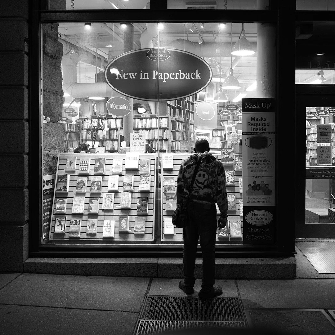 New in Paperback, Harvard Square, Cambridge, Massachusetts, 2024

Made with a Leica Q2 Monochrom, fixed 28mm, f/1.7 @ 1/50 sec.

More to see at mahoneyslens.com (link in bio)

#mahoneyslens
#shoot4street
#street.photography.society
#studiokroner
#gri