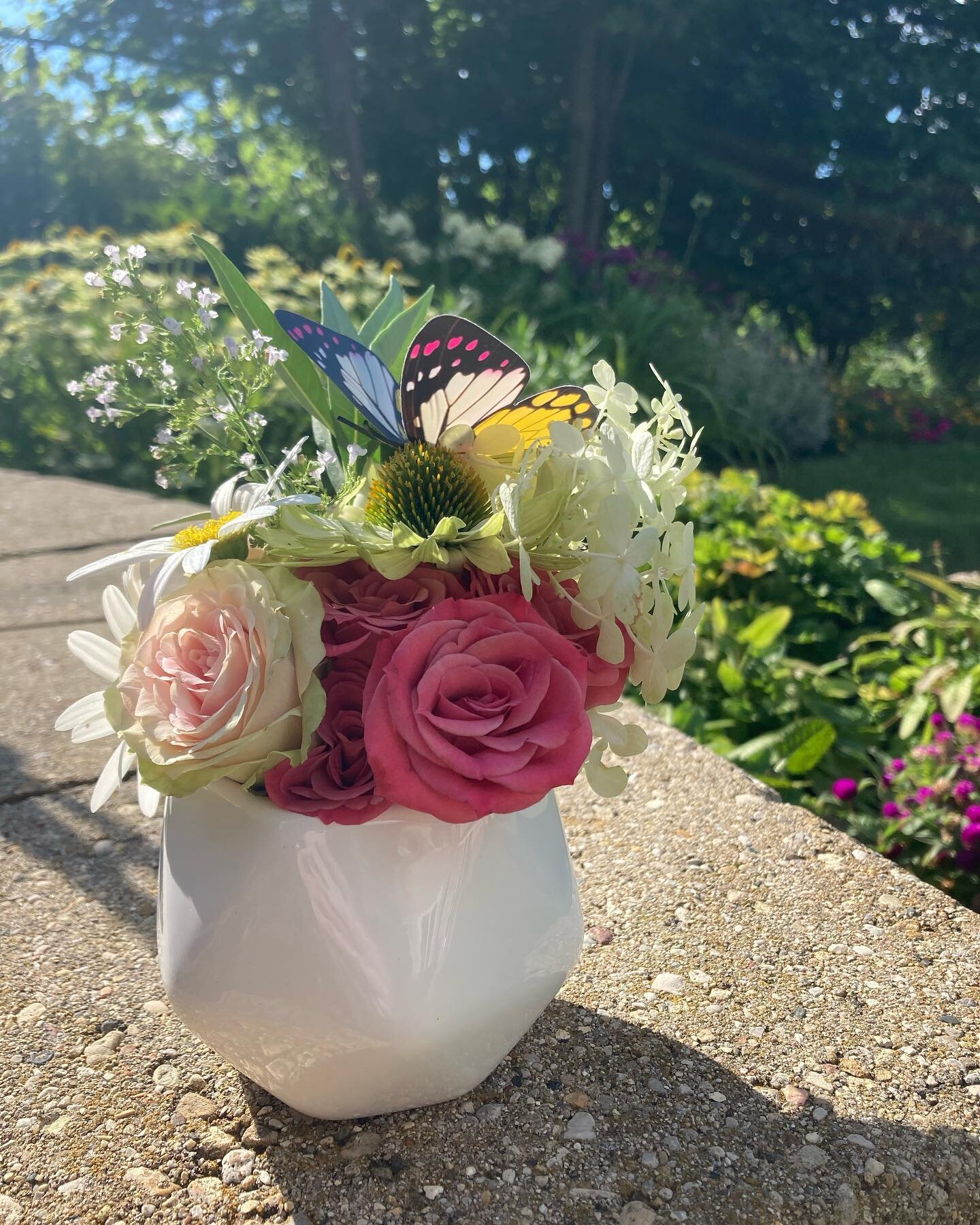 Send someone you love a little something special ✨ small bouquets starting at $20! Order now through our website 🌼