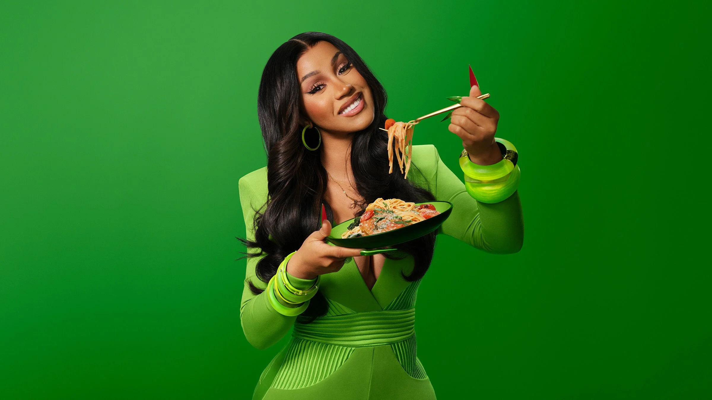 2023_Knorr_TasteCombos_CardiB_Holding_Dish.jpg