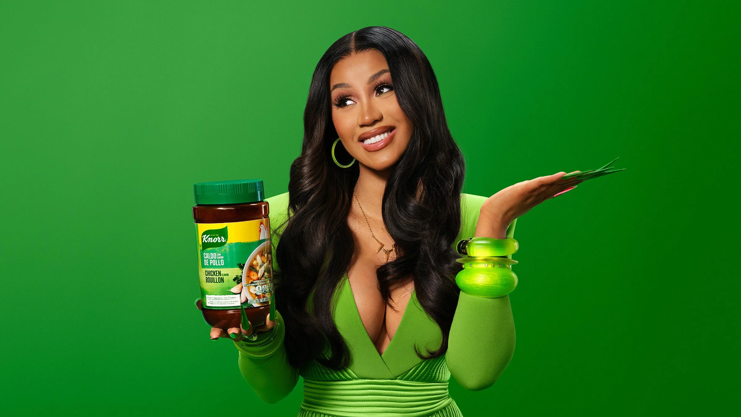 2023_Knorr_TasteCombos_CardiB_Holding_US_Pack.jpg