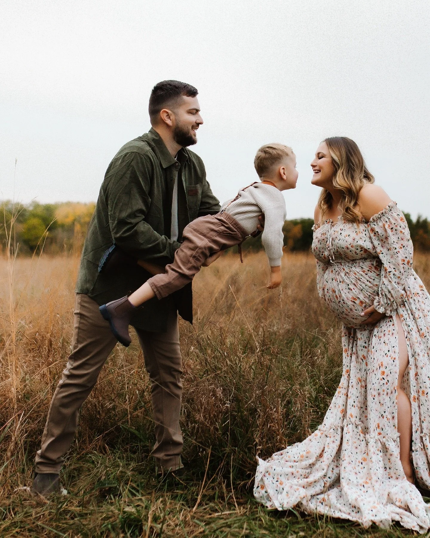 Told mama that I wouldn&rsquo;t have sneaks ready for a couple days but&hellip;.. I got excited.

#maternityphotography #maternityphotographer #iowaphotographer #iowafamilyphotographer #maternitysession #moodychaoticmoments #emboldenedcommunity #feel