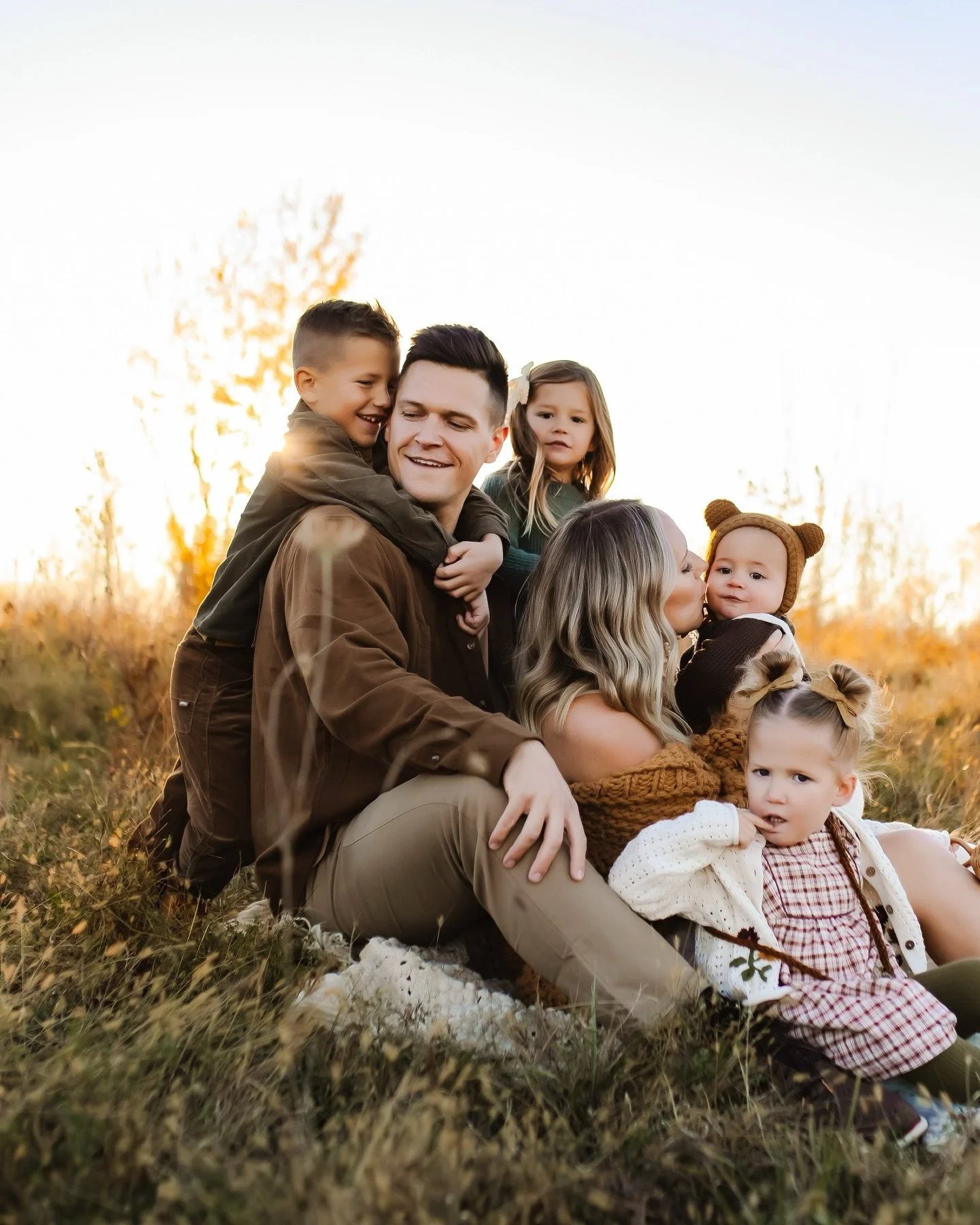 Just a fraction of last nights beauty and I am utterly obsessed with every one. 
I can&rsquo;t WAIT to share more! 

Styling by me 🥰

#lifestylefamilyphotography #iowafamilyphotographer #familyphotography #cedarfallsphotographer #cedarvalleyphotogra