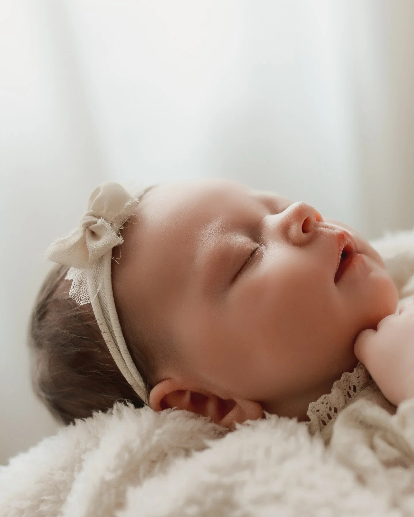 While I offer a few packages for newborn sessions, the full package is definitely my fav. Why? 
Because you get the best of both worlds. Lifestyle, natural light, family centered photos AND posed, in props and wrapped all cute and cozy. 
You won&rsqu