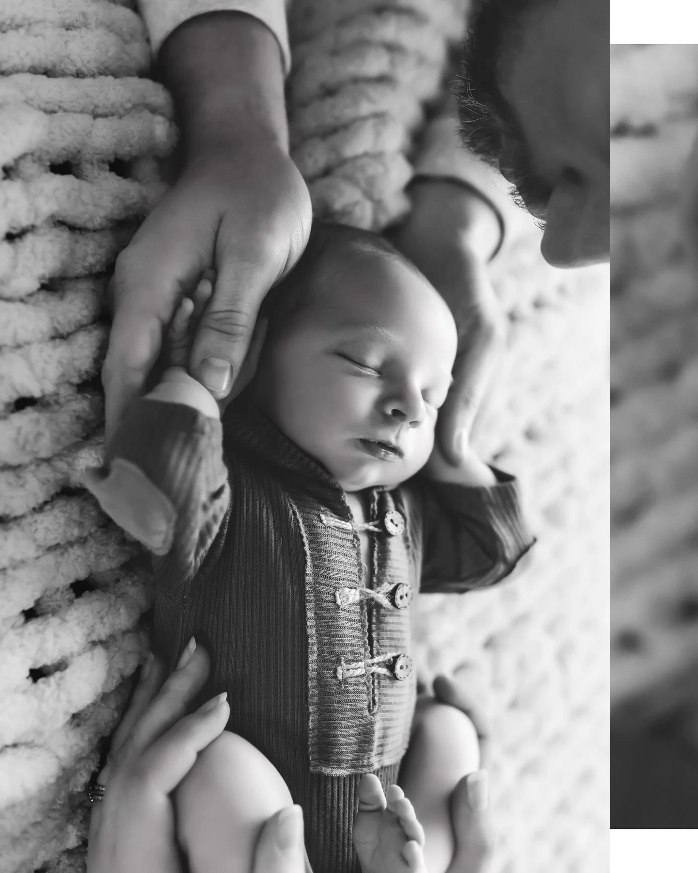 The whole world in their hands. 

#cedarfallsphotographer #iowaphotographer #iowababyphotographer #cedarvalleyphotographer #newbornphotography