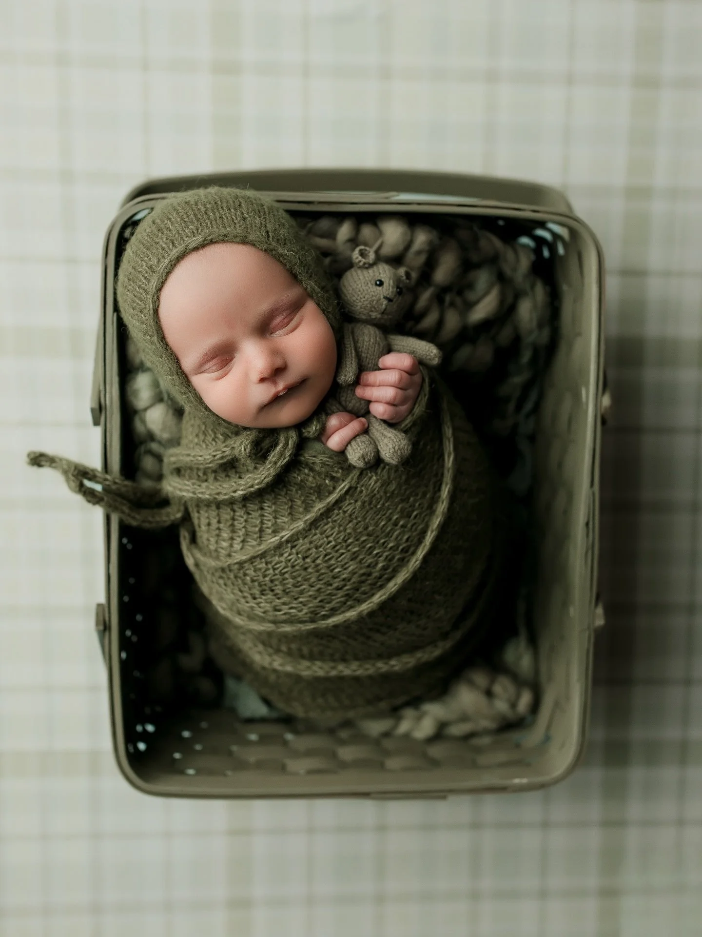 I am always partial to a green set but these tones together are sending me! 🥹🥰

I am still taking on newborns through September but the next few months I&rsquo;m down to ONE spot left! #

#cedarfallsphotographer #cedarfallsnewbornphotographer #ceda