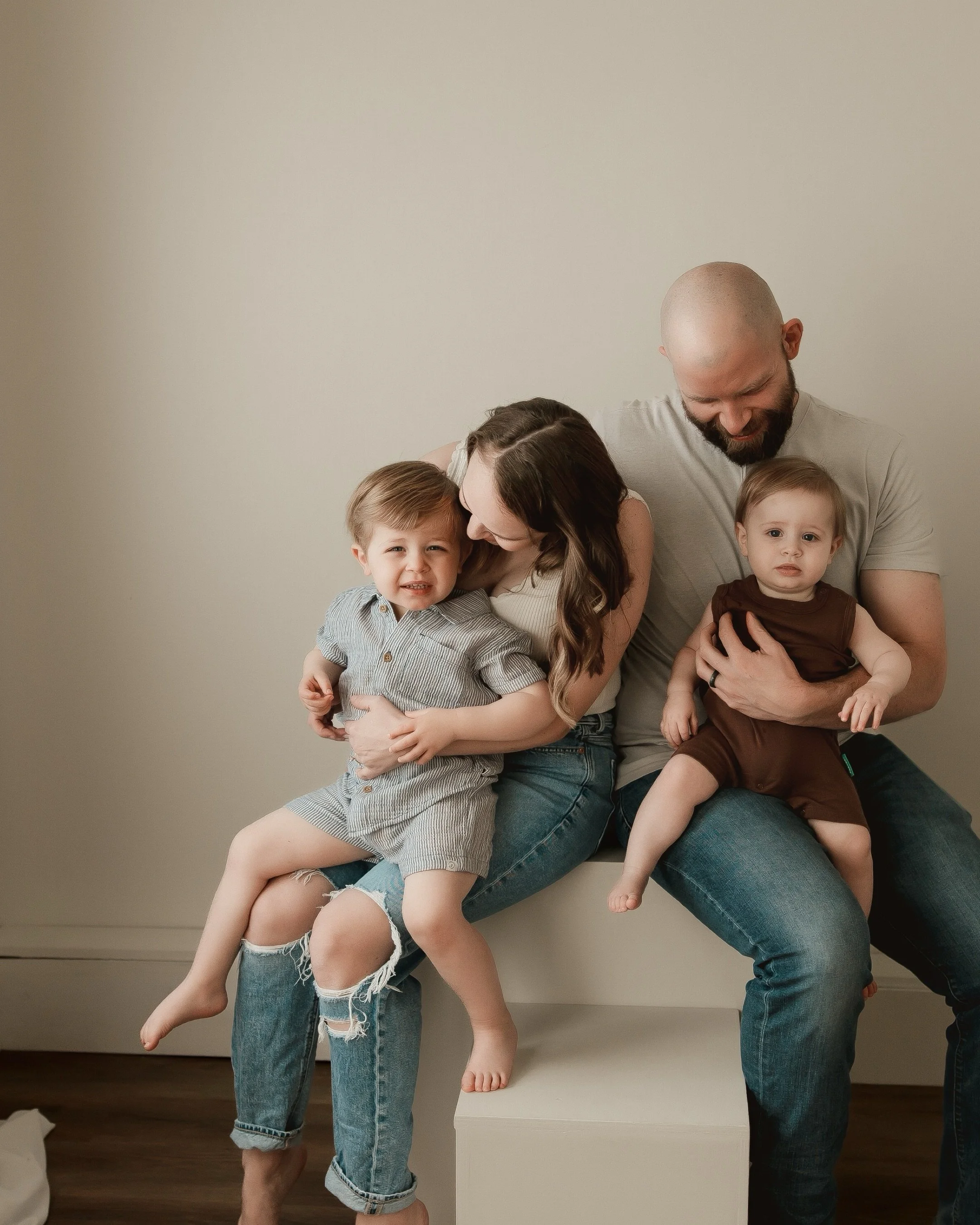 A studio session has some major perks.
No allergies, no bugs, temperature controlled and you won&rsquo;t have to chase your kids across an open field. 
Would your family thrive with a studio session?! 

#cedarfallsphotographer #iowaphotographer #iowa